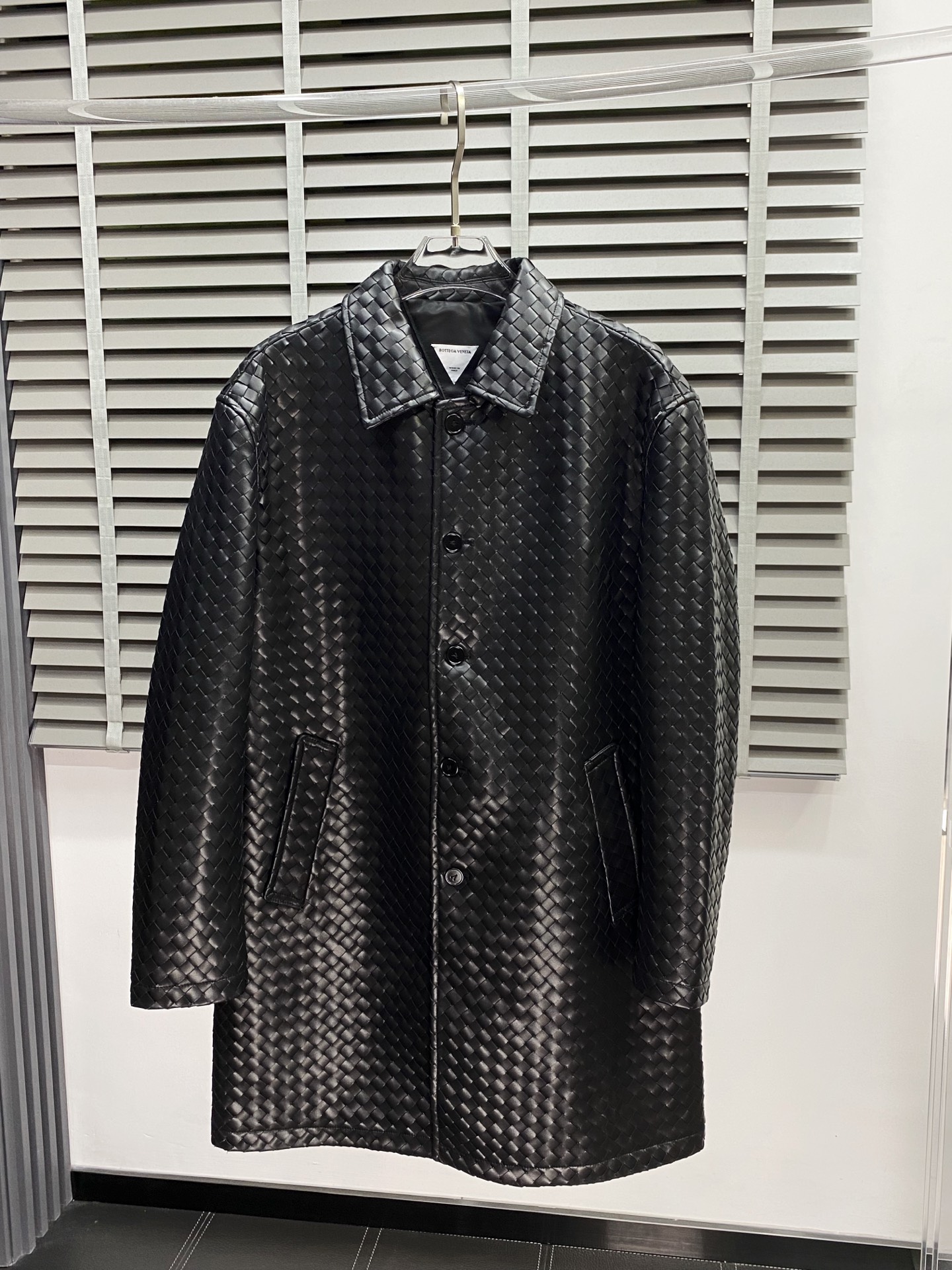 NO:426325,.Long leather jacket - Bottega Veneta exclusively offers the latest autumn and winter leather jackets. Classic design and beautiful leather jackets. Imported leather fabrics. The quality is even more unscrupulous. You can buy it directly. You can't get it wrong! Through the detailed pictures, you can feel its powerful aura, and the warm-concentration effect is significant, so you don’t have to worry about the chill at all! It is both fashionable and functional, and the whole style looks more luxurious and elegant! Size 48-56, bottega veneta, bottega veneta, jackets & coats,leather jacket, alexander wang19860909.长款皮衣-Bottega Veneta葆蝶家独家专供最新秋冬皮衣外套 经典设计与颜值爆棚的皮衣 进口皮面料 品质更是无法挑剔品控可以直接入手,不容过错的高端臻品！通过细节图片便可感受到它强悍的气场,聚温保暖效果显著,完全不用担心会有一点寒意！时尚与功能性兼备,整款显得更加的奢华大气！ 尺码48-56,,bottega veneta,bottega veneta,jackets & coats,leather jacket,alexander wang,Men's clothing