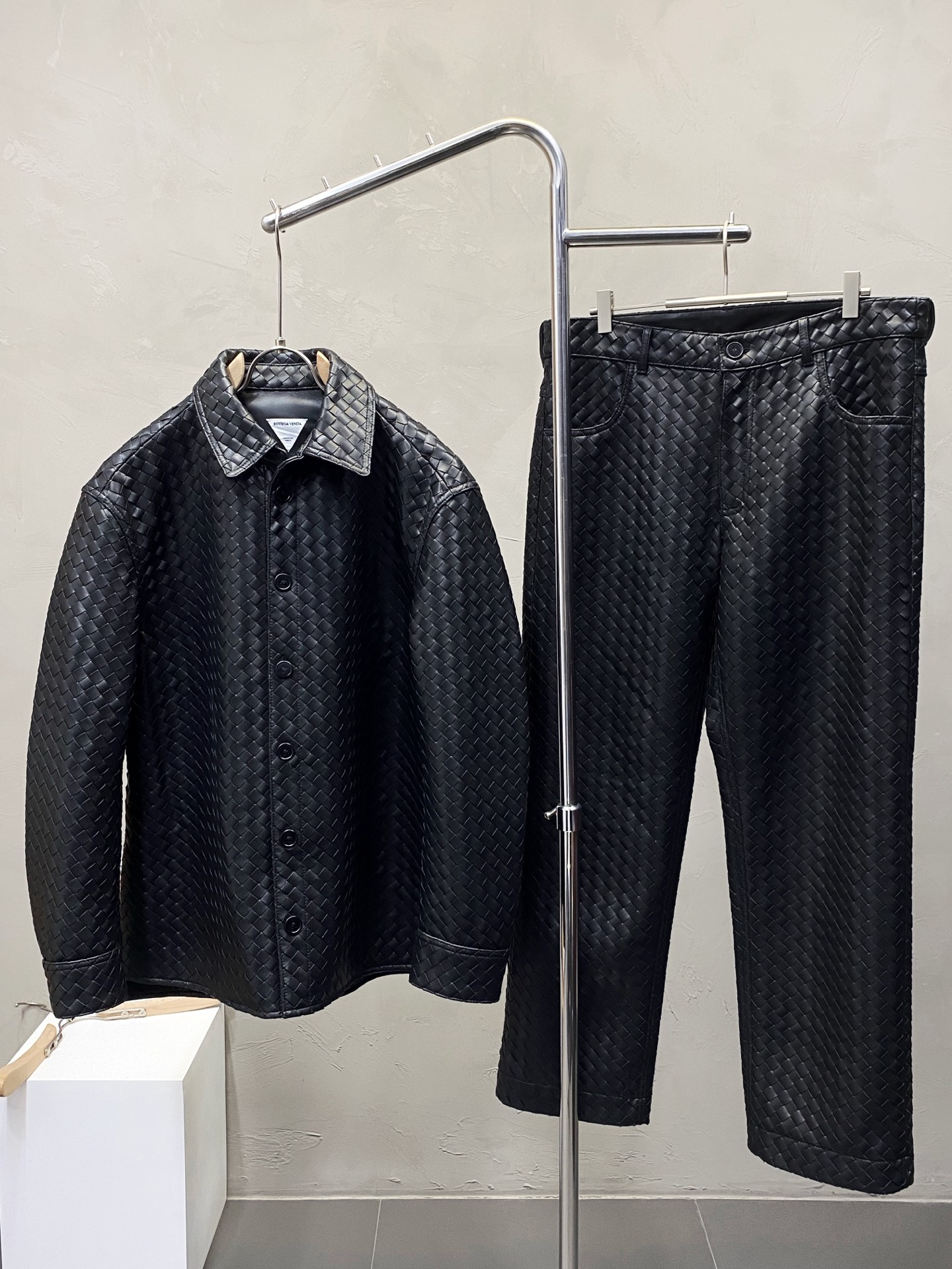 NO:415927,Leather jackets, leather pants P. Leather jackets - Bottega Veneta exclusively offers the latest autumn and winter leather jacket sets. Classic design and beautiful leather jacket sets. Imported leather fabrics. The quality is even more picky. You can buy it directly. You can't get it wrong! Through the detailed pictures, you can feel its powerful aura, and the warm-concentration effect is significant, so you don’t have to worry about the chill at all! It is both fashionable and functional, and the whole style looks more luxurious and elegant! Size 48-56, bottega veneta, bottega veneta, leather jacket, alexander wang19860909皮衣、皮裤P.皮衣-Bottega Veneta葆蝶家独家专供最新秋冬皮衣套装 经典设计与颜值爆棚的皮衣套装 进口皮面料 品质更是无法挑剔品控可以直接入手,不容过错的高端臻品！通过细节图片便可感受到它强悍的气场,聚温保暖效果显著,完全不用担心会有一点寒意！时尚与功能性兼备,整款显得更加的奢华大气！ 尺码48-56,,bottega veneta,bottega veneta,leather jacket,alexander wang,Men's clothing