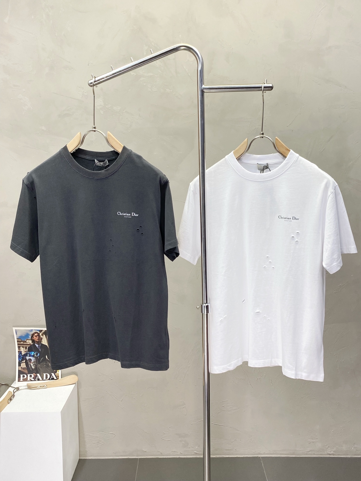 NO:415912,.Dior exclusively offers new original single men's casual short sleeves, high-end customization, high-version, fashionable and versatile imported fabric, super soft and delicate, skin-friendly and comfortable to wear, high-end boutique, OEM, fine production, very good for the top body, men's essential items, complete three standards, S-XL,,dior,dior,T-shirt,alexander wang19860909.Dior迪奥独家专供新款原单男士休闲短袖 高端定制 高版本 时尚百搭爆款进口面料 手感超柔软细腻 穿着亲肤舒适 高端精品 代工厂精细做上身非常赞 男士必备单品 三标齐全 码数S-XL,,dior,dior,T-shirt,alexander wang,Men's clothing