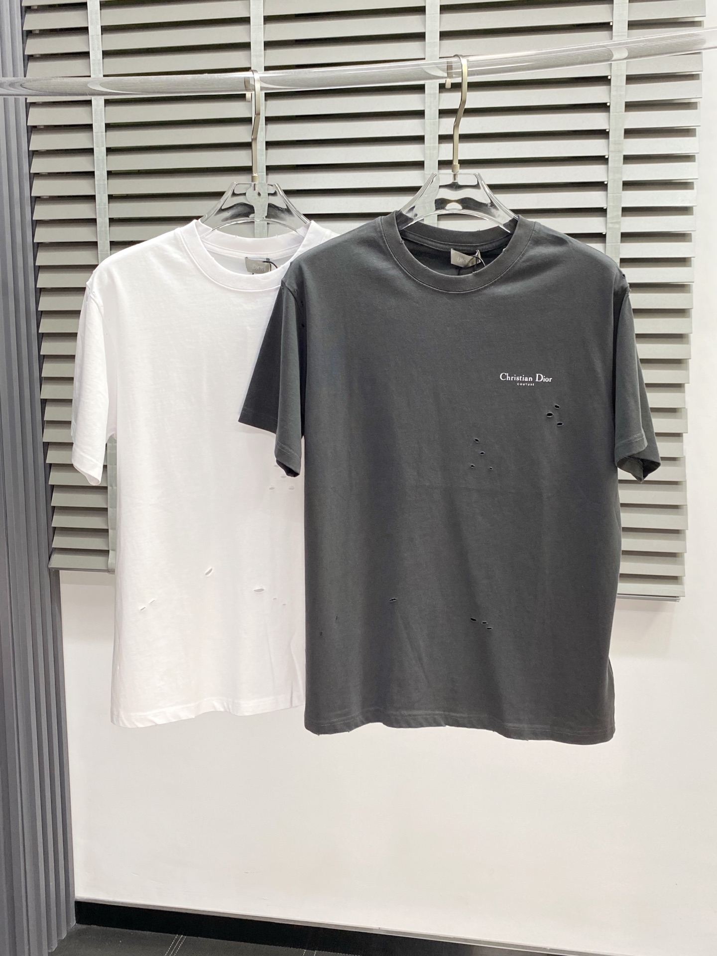 NO:419749,.Dior exclusively offers new original single men's casual short sleeves, high-end customization, high-version, fashionable and versatile imported fabric, super soft and delicate, skin-friendly and comfortable to wear, high-end boutique, OEM, fine production, very good for the top body, men's essential items, complete three standards, S-XL,,dior,dior,T-shirt,alexander wang19860909.Dior迪奥独家专供新款原单男士休闲短袖 高端定制 高版本 时尚百搭爆款进口面料 手感超柔软细腻 穿着亲肤舒适 高端精品 代工厂精细做上身非常赞 男士必备单品 三标齐全 码数S-XL,,dior,dior,T-shirt,alexander wang,Men's clothing