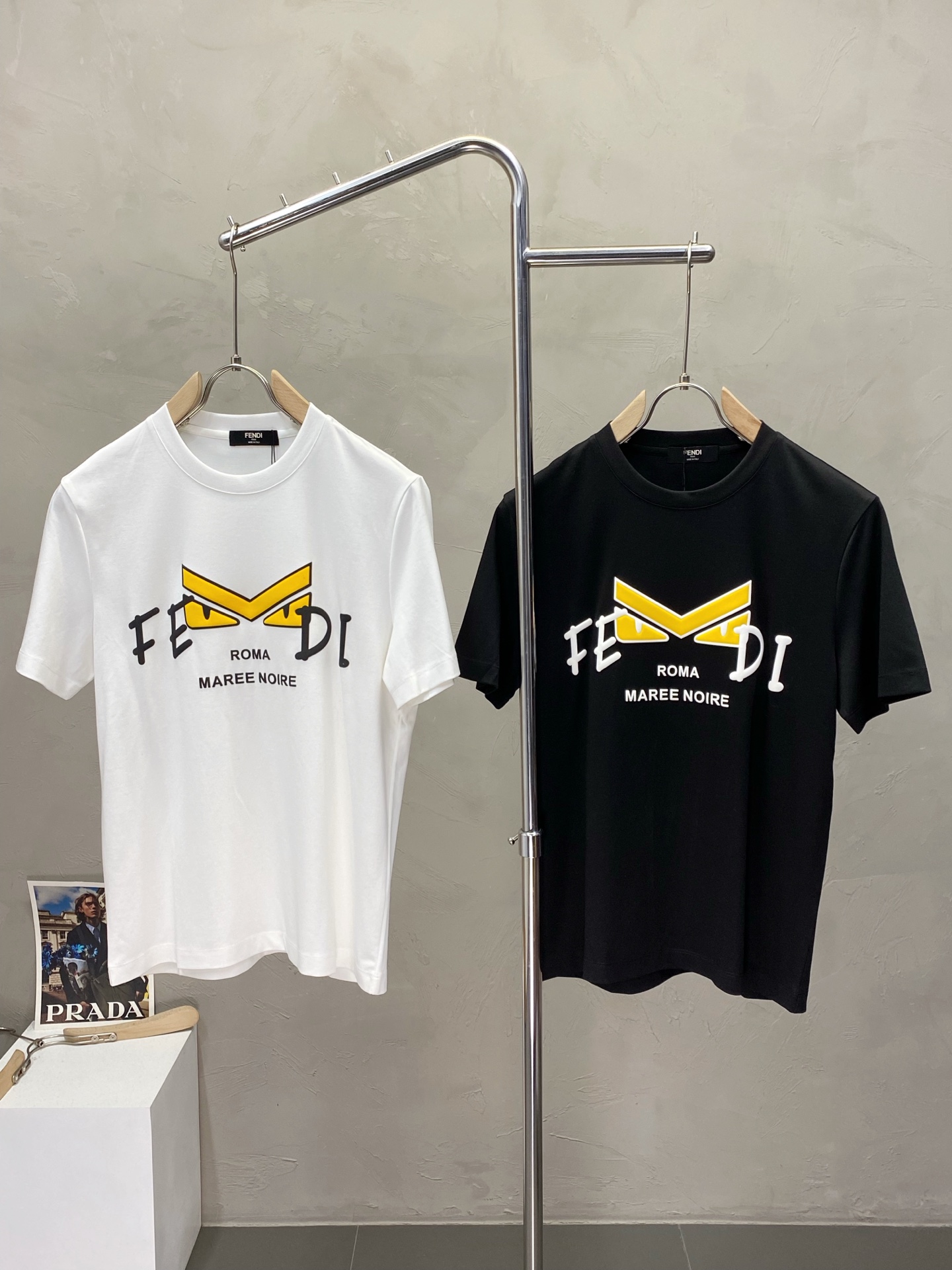 NO:419657,.FENDI exclusively offers new original single men's casual short sleeves, high-end customization, high-end version, fashionable and versatile imported fabric, super soft and delicate, skin-friendly and comfortable to wear, high-end boutique, OEM, fine-made, very good for the upper body, men's essential items, complete three standards, M-4XL,,fendi,fendi,T-shirt,alexander wang19860909.FENDI芬迪独家专供新款原单男士休闲短袖 高端定制 高端版本 时尚百搭爆款进口面料 手感超柔软细腻 穿着亲肤舒适 高端精品 代工厂精细做上身非常赞 男士必备单品 三标齐全 码数M-4XL,,fendi,fendi,T-shirt,alexander wang,Men's clothing