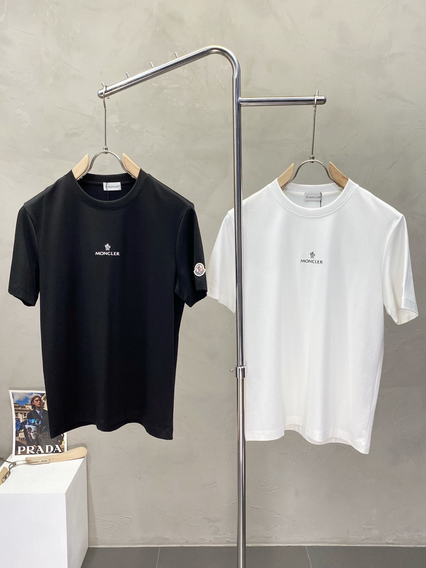 NO:419698,.Moncler mask exclusively provides new original single men's casual short sleeves, high-end customization, high-end version, fashionable and versatile imported fabric, super soft and delicate, skin-friendly and comfortable to wear, high-end boutique, OEM factory fine-made top body, very good men's essential items, three standards, code M-4XL,,Moncler, T-shirt, alexander wang19860909.Moncler蒙口独家专供新款原单男士休闲短袖 高端定制 高端版本 时尚百搭爆款进口面料 手感超柔软细腻 穿着亲肤舒适 高端精品 代工厂精细做上身非常赞 男士必备单品 三标齐全 码数M-4XL,,Moncler,T-shirt,alexander wang,Men's clothing