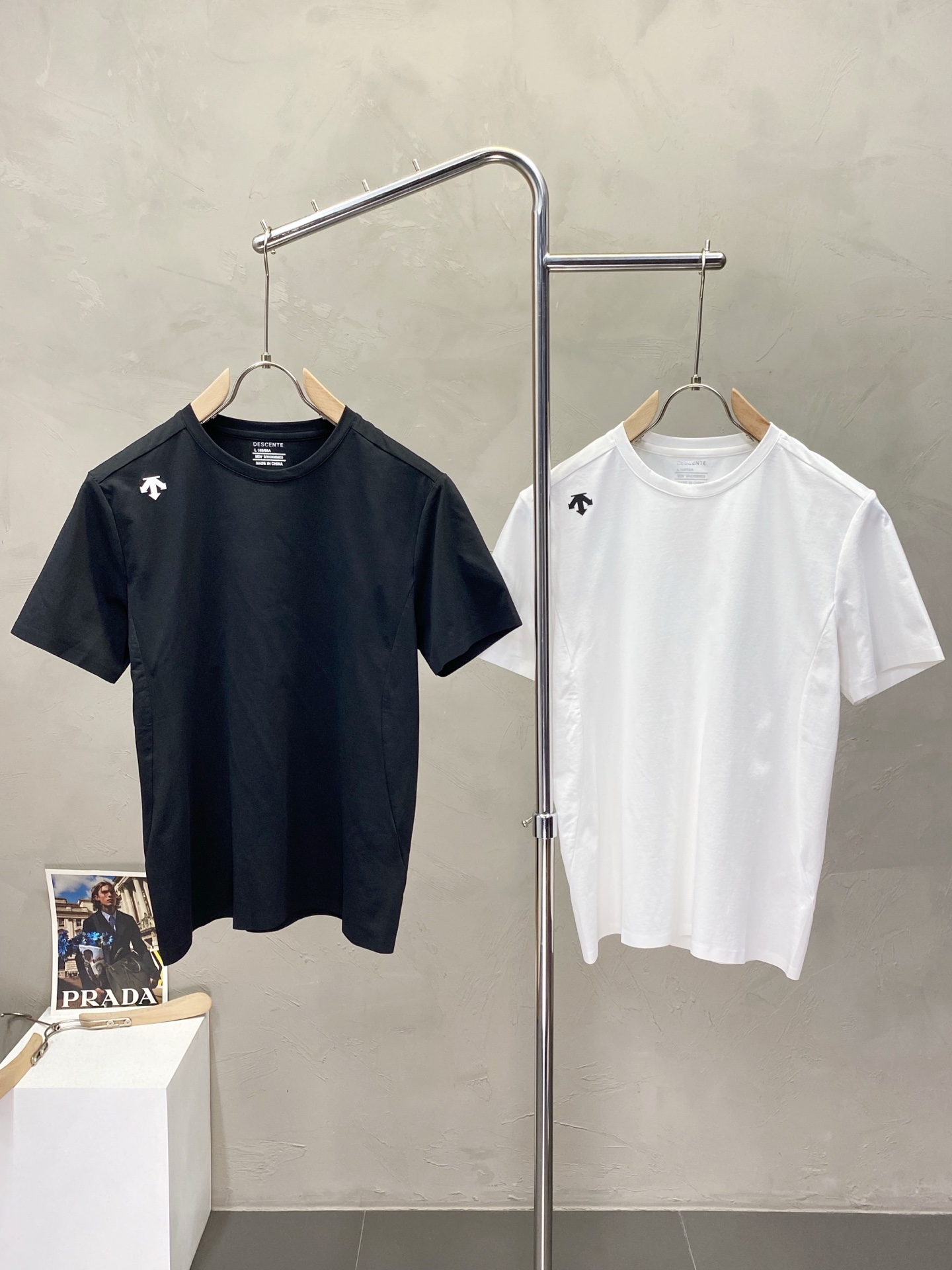 NO:419641,.DESCENTE exclusively offers new original single men's casual short sleeves, high-end customization, high-end version, fashionable and versatile imported fabric, super soft and delicate, skin-friendly and comfortable to wear, high-end boutique, OEM, fine-made, very good for the upper body, men's essential items, complete three standards, M-3XL,, T-shirt, alexander wang19860909.DESCENTE迪桑特独家专供新款原单男士休闲短袖 高端定制 高端版本 时尚百搭爆款进口面料 手感超柔软细腻 穿着亲肤舒适 高端精品 代工厂精细做上身非常赞 男士必备单品 三标齐全 码数M-3XL,,T-shirt,alexander wang,Men's clothing