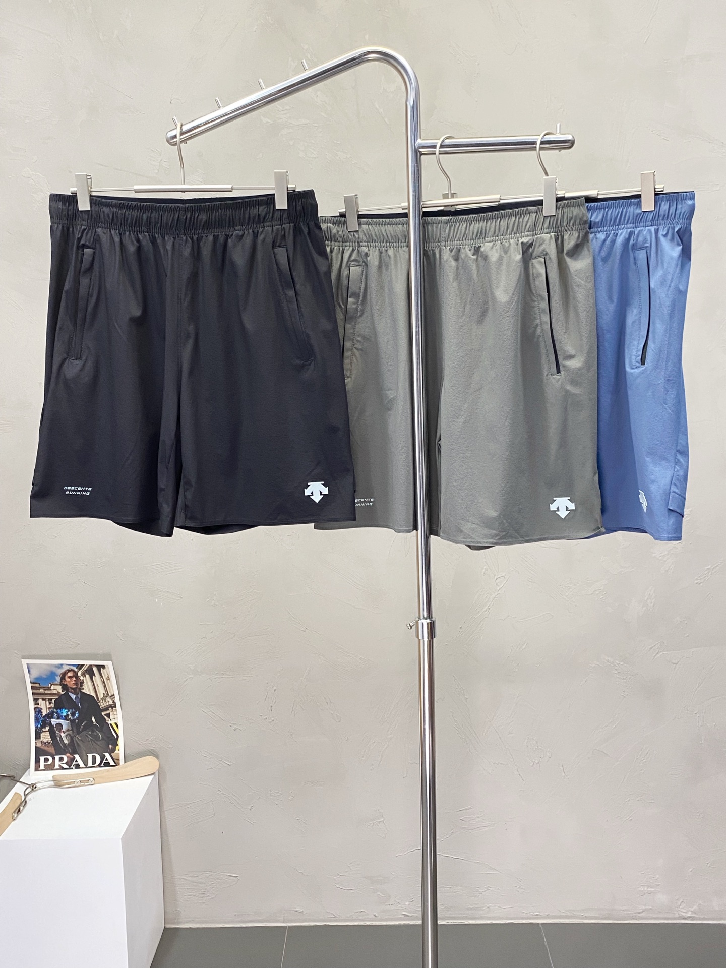 NO:419683,.DESCENTE exclusively offers the new high-end version of shorts!  Customized fabrics for counters are breathable and comfortable, with impeccable details, and the brand element design concept reflects high quality. The feel is delicate and soft!  It is casually cut, with a great upper body style!  Number of codes: M-3XL, shorts, alexander wang19860909.DESCENTE迪桑特独家专供新款短裤高端版本！专柜定制面料 透气舒适度高,细节无可挑剔,品牌元素设计理念,体现高品质.手感细腻柔软！呈现休闲裁剪,上身版型超赞！码数: M-3XL,,shorts,alexander wang,Men's clothing