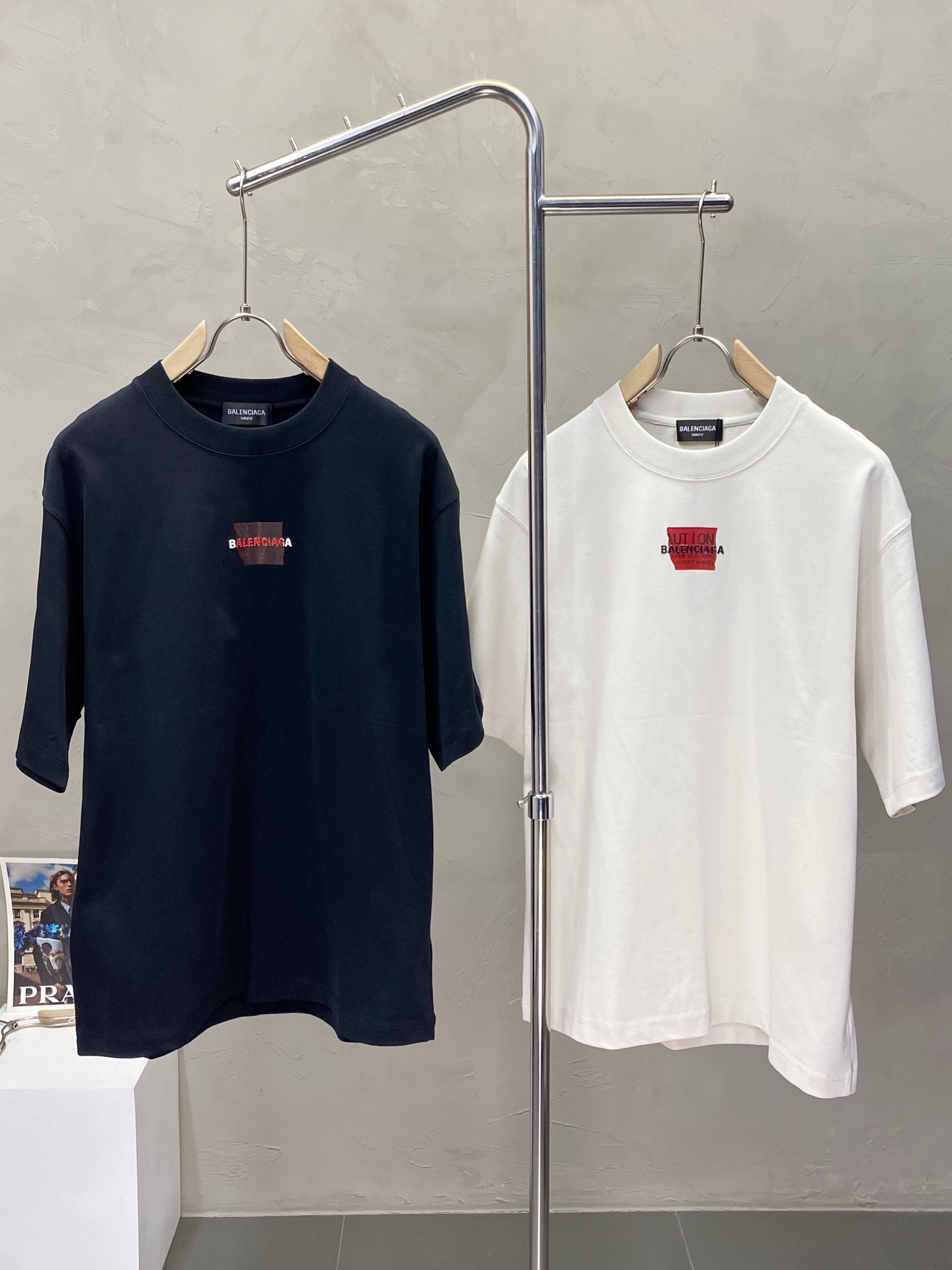 NO:419678,.Balenciga exclusively offers new original single men's casual short sleeves, high-end customization, high-end version, fashionable and versatile imported fabric, super soft and delicate, skin-friendly and comfortable to wear, high-end boutique, OEM, fine-made top body, very good, men's essential items, three standards, S-2XL,,balenciaga,balenciaga,T-shirt,alexander wang19860909.Balenciga巴黎世家独家专供新款原单男士休闲短袖 高端定制 高端版本 时尚百搭爆款进口面料 手感超柔软细腻 穿着亲肤舒适 高端精品 代工厂精细做上身非常赞 男士必备单品 三标齐全 码数S-2XL,,balenciaga,balenciaga,T-shirt,alexander wang,Men's clothing