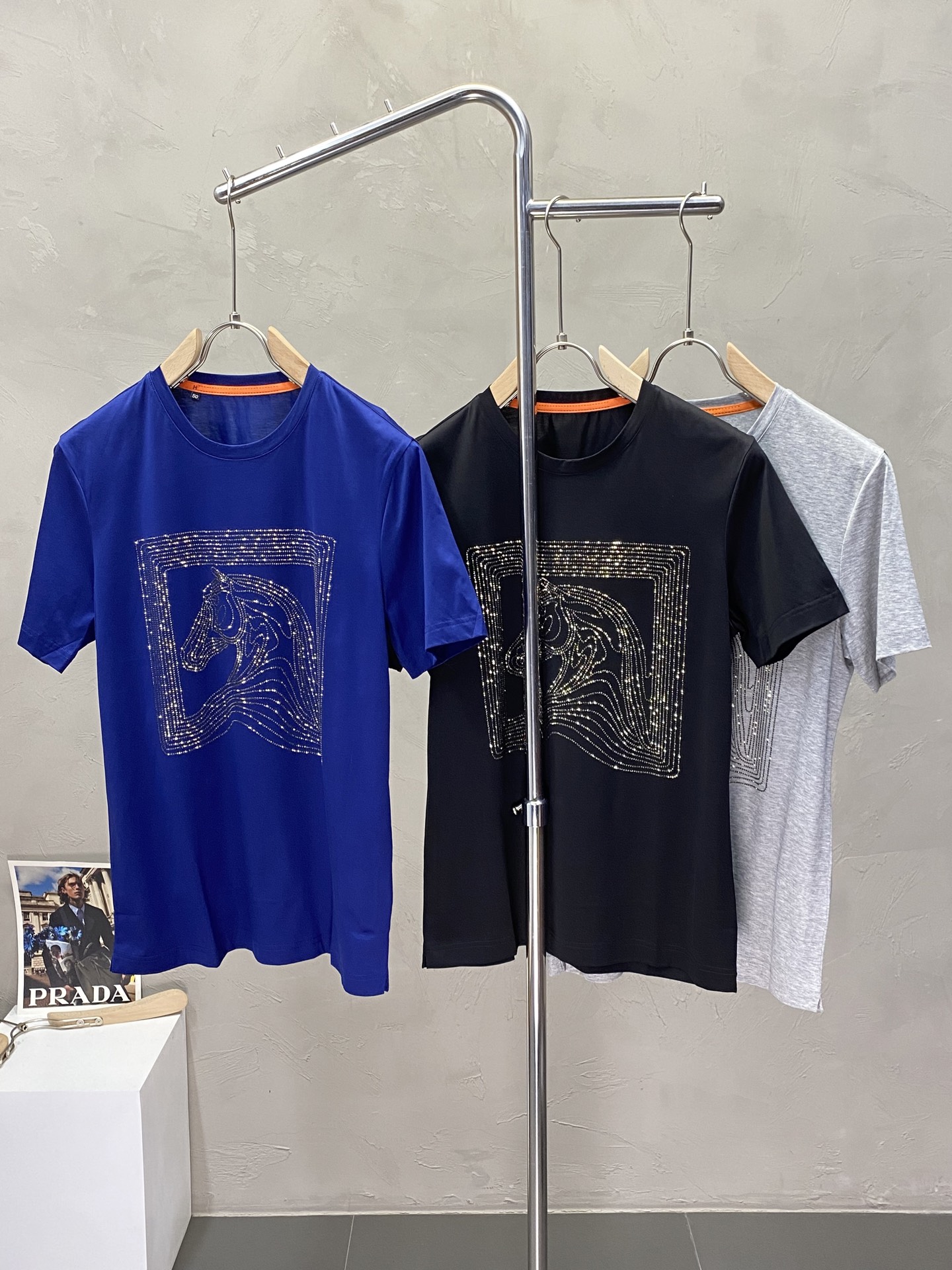 NO:419786,.Hermès exclusively offers new original single men's casual short sleeves, high-end customization, high-end version, fashionable and versatile imported fabric, super soft and delicate, skin-friendly and comfortable to wear, high-end boutique, OEM factory fine-made top body, very good men's essential items, three standards, code M-3XL,, hermes, hermes, T-shirt, alexander wang19860909.Hermès爱马仕独家专供新款原单男士休闲短袖 高端定制 高端版本 时尚百搭爆款进口面料 手感超柔软细腻 穿着亲肤舒适 高端精品 代工厂精细做上身非常赞 男士必备单品 三标齐全 码数M-3XL,,hermes,hermes,T-shirt,alexander wang,Men's clothing