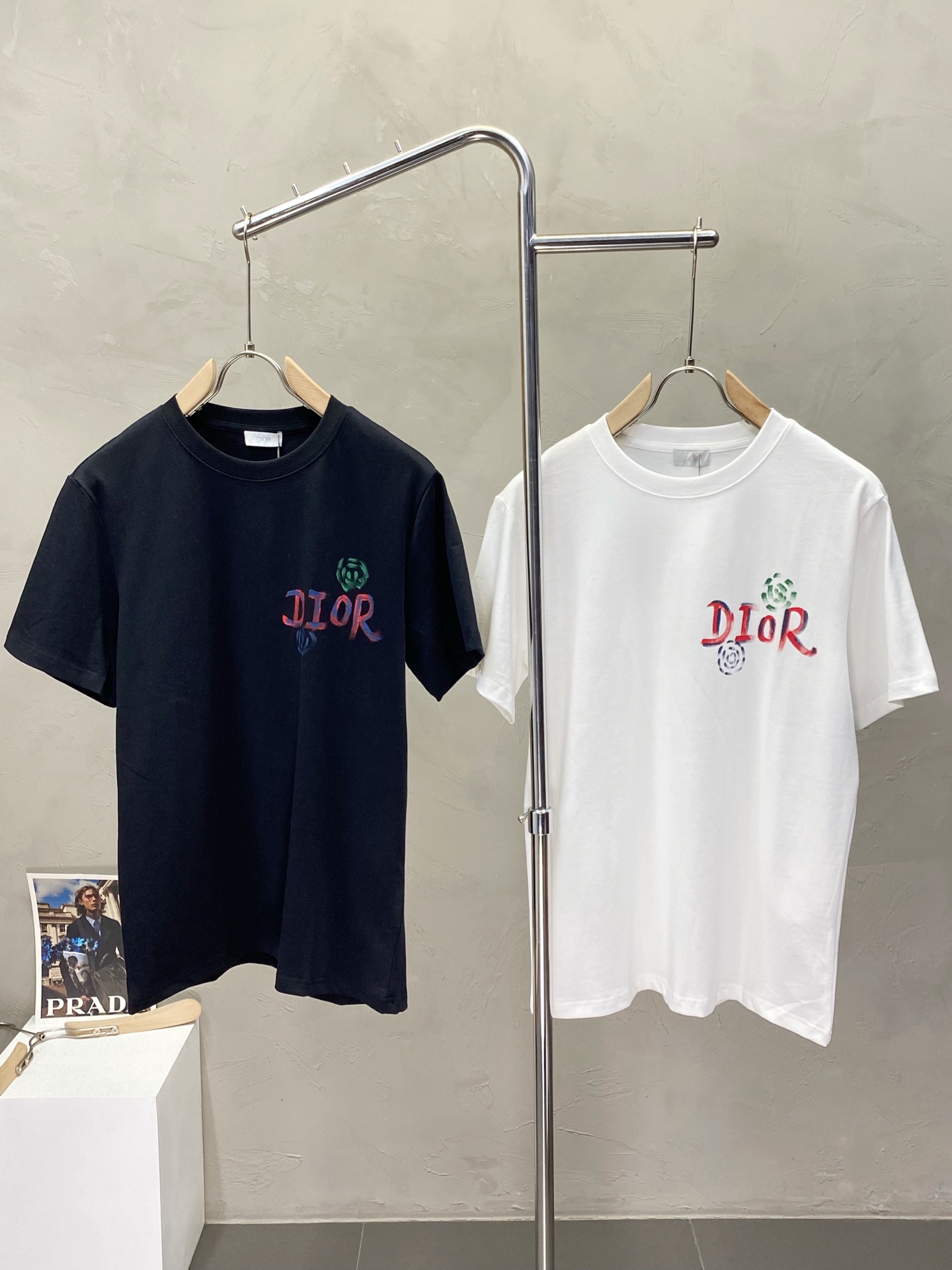 NO:419711,.Dior exclusively offers new original single men's casual short sleeves, high-end customization, high-end version, fashionable and versatile imported fabric, super soft and delicate, skin-friendly and comfortable to wear, high-end boutique, OEM, fine production, very good for the top body, men's essential items, complete three standards, S-2XL,,dior,dior,T-shirt,alexander wang19860909.Dior迪奥独家专供新款原单男士休闲短袖 高端定制 高端版本 时尚百搭爆款进口面料 手感超柔软细腻 穿着亲肤舒适 高端精品 代工厂精细做上身非常赞 男士必备单品 三标齐全 码数S-2XL,,dior,dior,T-shirt,alexander wang,Men's clothing