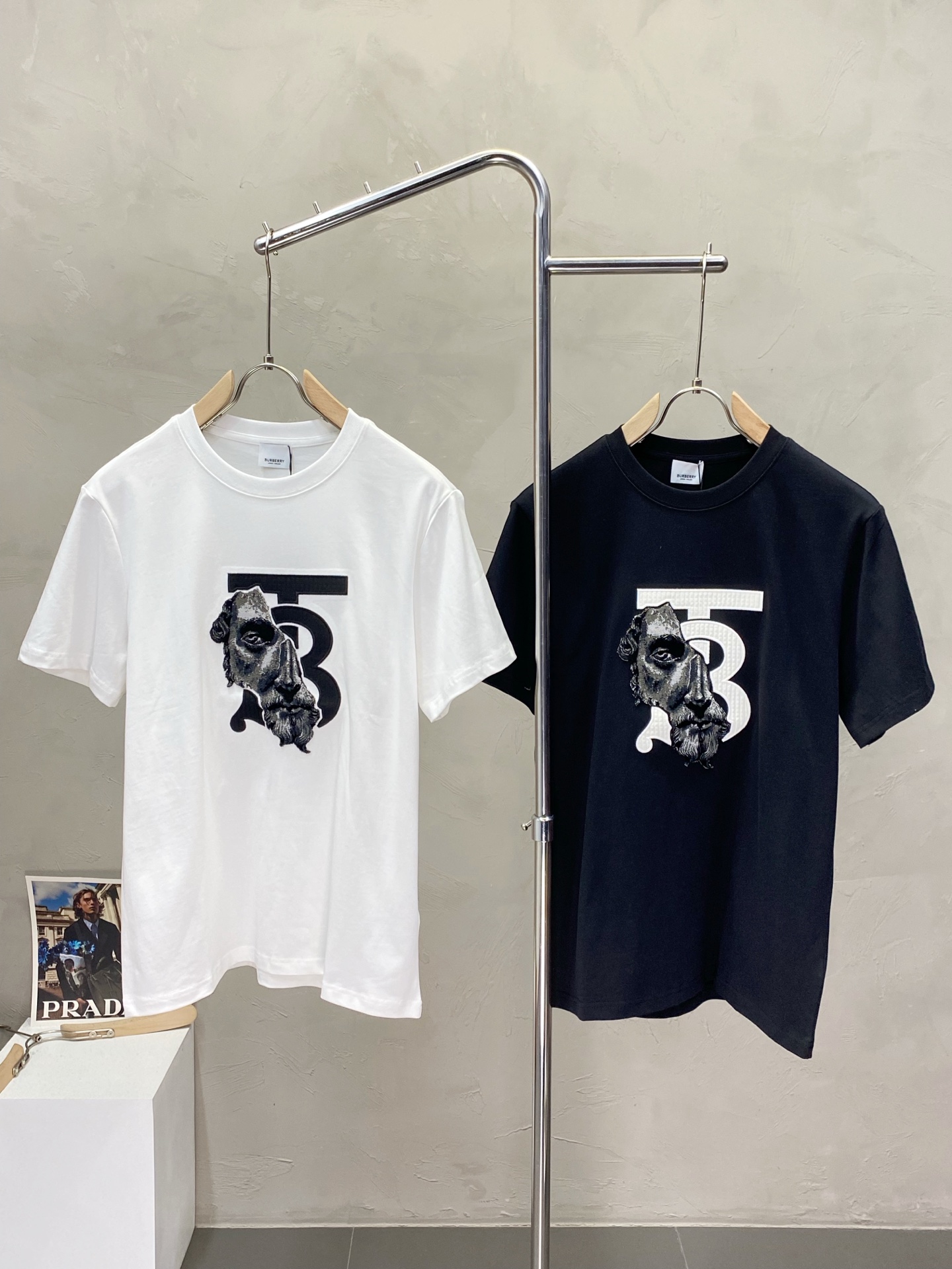 NO:419735,.Burberry Burberry exclusively offers new original single men's casual short sleeves, high-end customization, high-end version, fashionable and versatile imported fabric, super soft and delicate, skin-friendly and comfortable to wear, high-end boutique, OEM, fine production, very good for the upper body, men's essential items, complete three standards, S-2XL,,burberry,burberry,T-shirt,alexander wang19860909.Burberry巴宝莉独家专供新款原单男士休闲短袖 高端定制 高端版本 时尚百搭爆款进口面料 手感超柔软细腻 穿着亲肤舒适 高端精品 代工厂精细做上身非常赞 男士必备单品 三标齐全 码数S-2XL,,burberry,burberry,T-shirt,alexander wang,Men's clothing