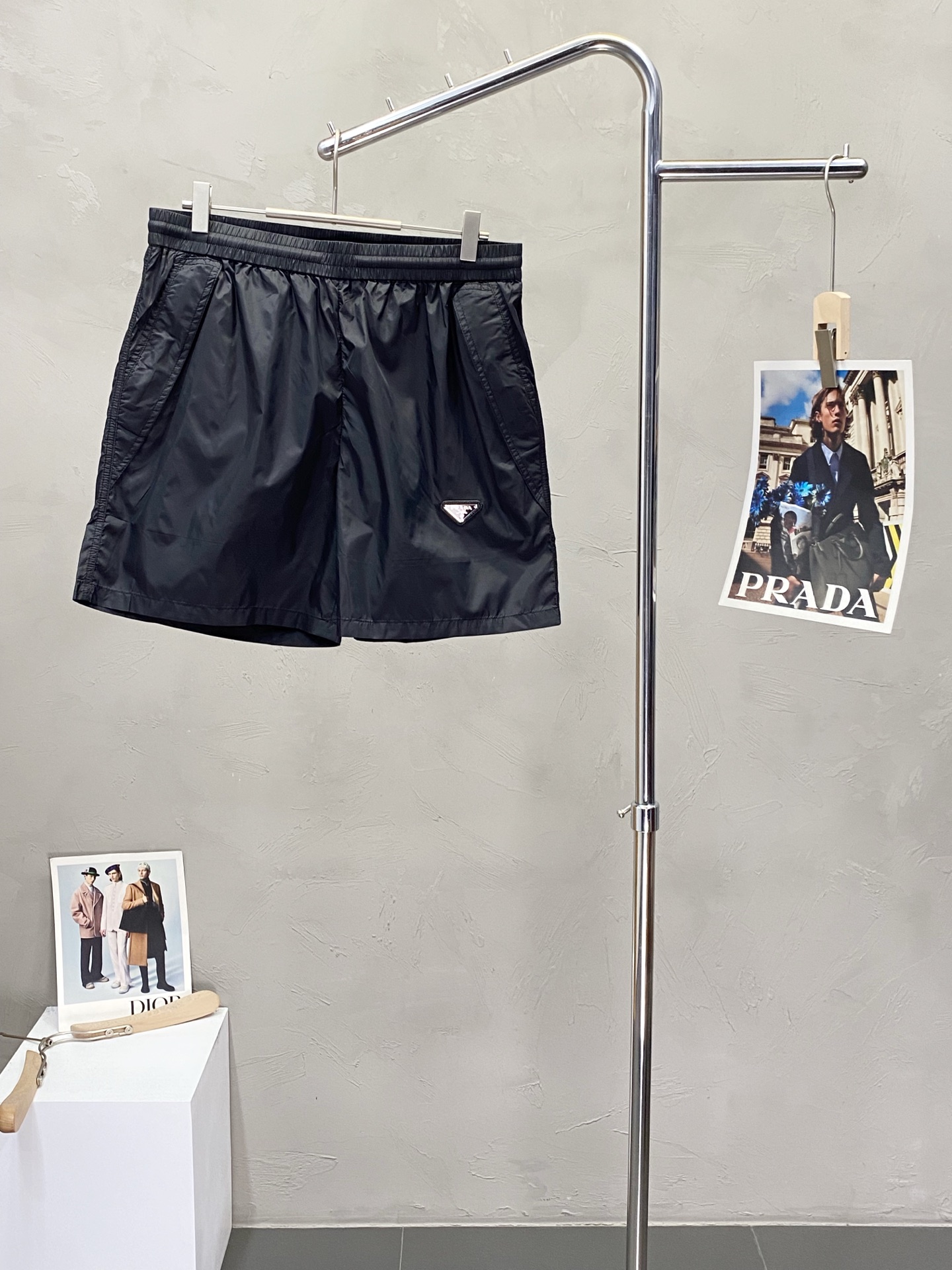 NO:447966,.Prada exclusively available in new styles, high-end version of shorts!  Customized fabrics for counters are breathable and comfortable, with impeccable details, and the brand element design concept reflects high quality. The feel is delicate and soft!  It is casually cut, with a great upper body style!  Number of codes: 42.44.46.48,,prada,prada,shorts,alexander wang19860909.Prada普拉达独家专供新款 短裤高端版本！专柜定制面料 透气舒适度高,细节无可挑剔,品牌元素设计理念,体现高品质.手感细腻柔软！呈现休闲裁剪,上身版型超赞！码数: 42.44.46.48,,prada,prada,shorts,alexander wang,Men's clothing