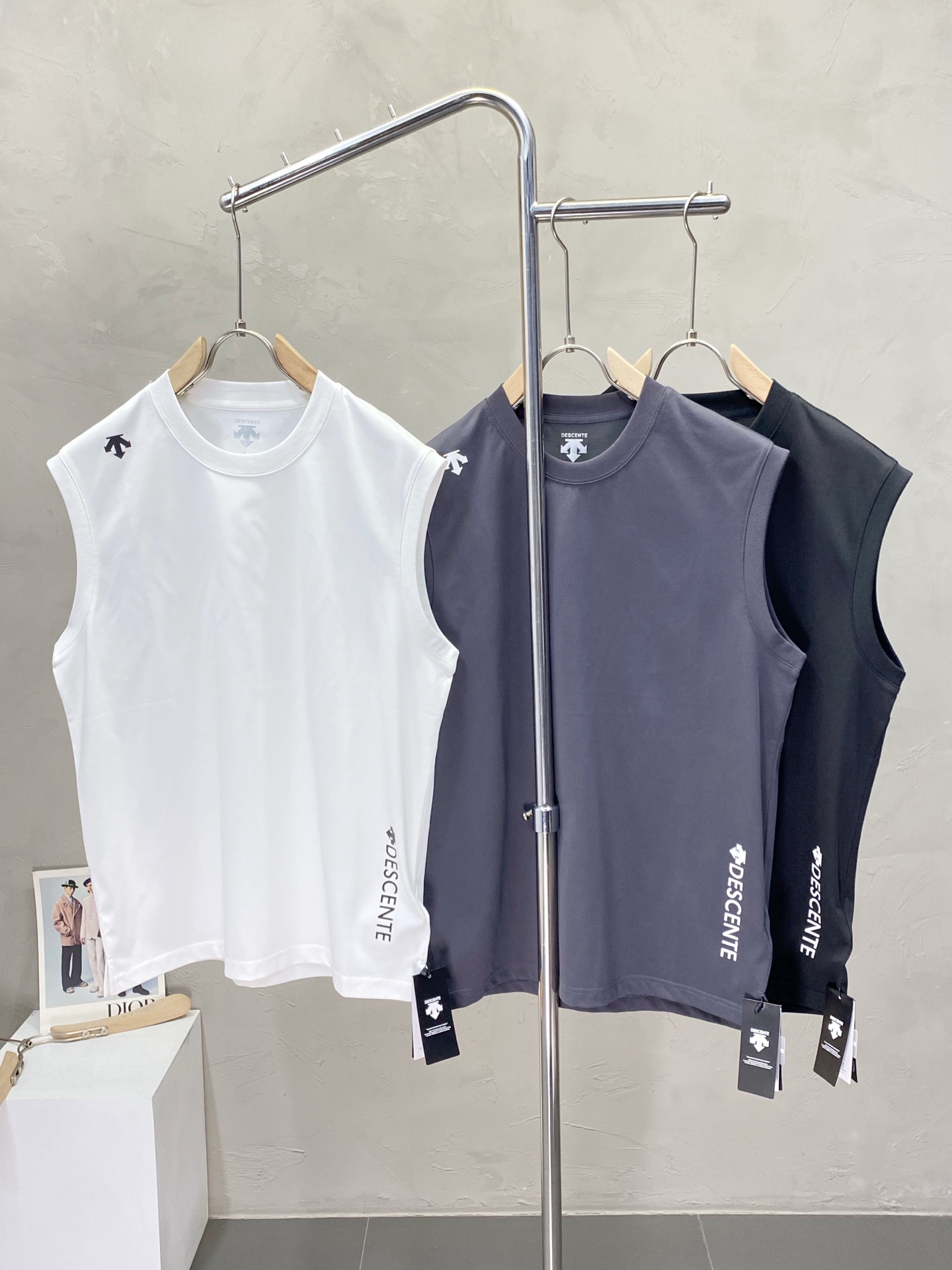 Descente Men's Sleeveless Tank Top - Premium Casual Vest, Soft & Comfortable