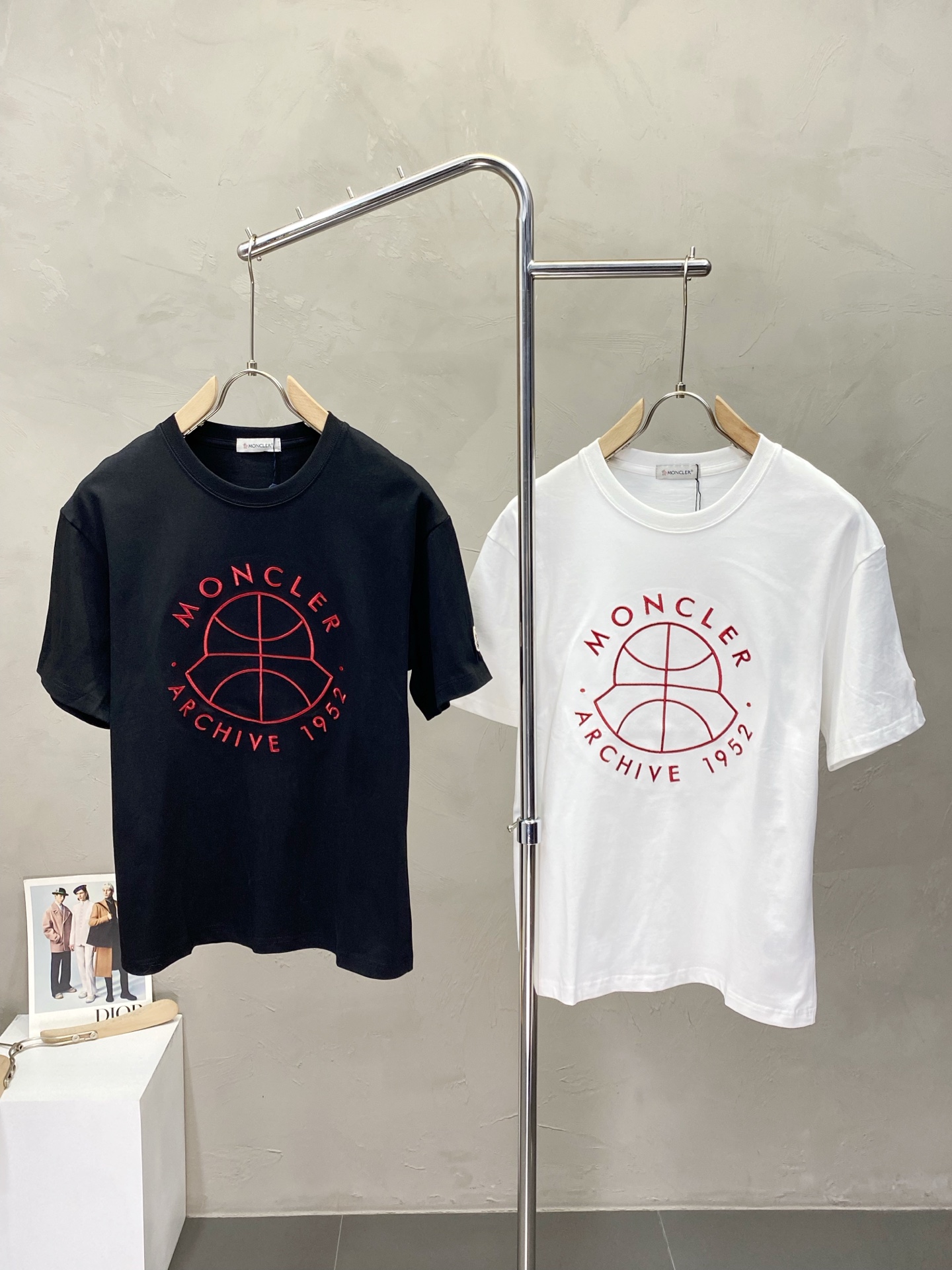 NO:422812,.Moncler mask exclusively provides new original single men's casual short sleeves, high-end customization, high-end version, fashionable and versatile imported fabric, super soft and delicate, skin-friendly and comfortable to wear, high-end boutique, OEM factory fine-made top body, very good men's essential items, three standards, code M-3XL,,Moncler, T-shirt, alexander wang19860909.Moncler蒙口独家专供新款原单男士休闲短袖 高端定制 高版本 时尚百搭爆款进口面料 手感超柔软细腻 穿着亲肤舒适 高端精品 代工厂精细做上身非常赞 男士必备单品 三标齐全 码数M-3XL,,Moncler,T-shirt,alexander wang,Men's clothing