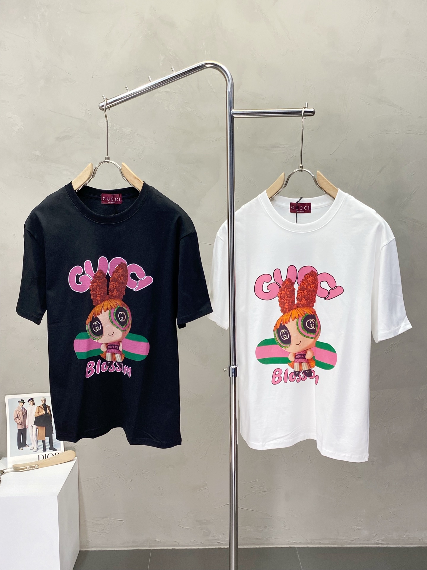 NO:422840,.Gucci exclusively offers new original single men's casual short sleeves, high-end customization, high-end version, fashionable and versatile imported fabric, super soft and delicate, skin-friendly and comfortable to wear, high-end boutique, OEM, fine-made top body, very good, men's essential items, three standards, code M-3XL,,gucci,gucci,T-shirt,alexander wang19860909.Gucci古驰独家专供新款原单男士休闲短袖 高端定制 高版本 时尚百搭爆款进口面料 手感超柔软细腻 穿着亲肤舒适 高端精品 代工厂精细做上身非常赞 男士必备单品 三标齐全 码数M-3XL,,gucci,gucci,T-shirt,alexander wang,Men's clothing