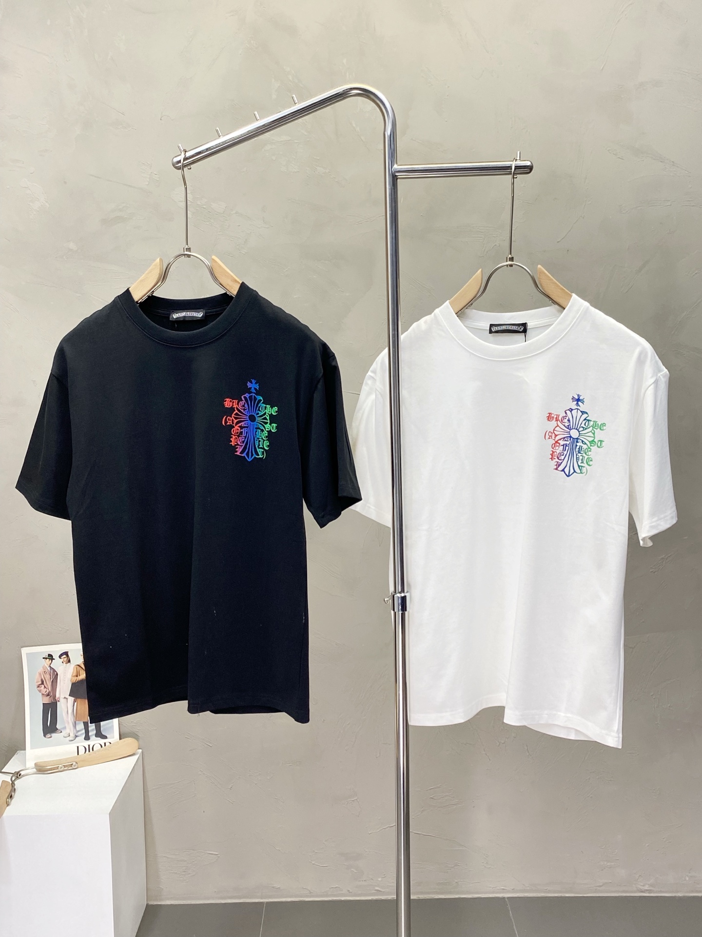 NO:422821,.Chrome Hearts exclusively offers new original single men's casual short sleeves, high-end customization, high-end version, fashionable and versatile imported fabric, super soft and delicate, skin-friendly and comfortable to wear, high-end boutique, OEM factory fine-made top body, very good men's essential items, three standards, M-3XL,,chrome hearts,chrome hearts, T-shirt, alexander wang19860909.Chrome Hearts克罗心独家专供新款原单男士休闲短袖 高端定制 高版本 时尚百搭爆款进口面料 手感超柔软细腻 穿着亲肤舒适 高端精品 代工厂精细做上身非常赞 男士必备单品 三标齐全 码数M-3XL,,chrome hearts,chrome hearts,T-shirt,alexander wang,Men's clothing