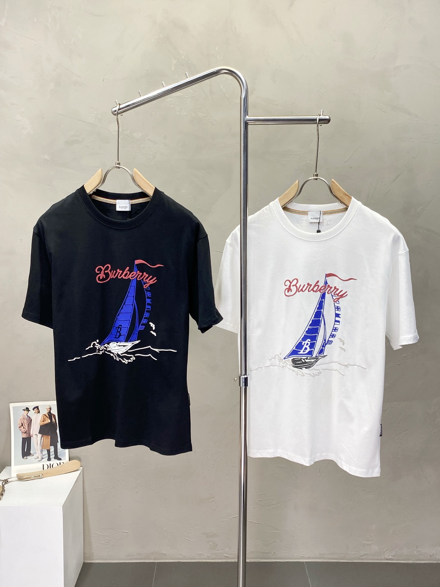 NO:422833,.Burberry Burberry exclusively offers new original single men's casual short sleeves, high-end customization, high-end version, fashionable and versatile imported fabric, super soft and delicate, skin-friendly and comfortable to wear, high-end boutique, OEM, fine production, very good for the upper body, men's essential items, complete three standards, M-3XL,,burberry,burberry,T-shirt,alexander wang19860909.Burberry巴宝莉独家专供新款原单男士休闲短袖 高端定制 高版本 时尚百搭爆款进口面料 手感超柔软细腻 穿着亲肤舒适 高端精品 代工厂精细做上身非常赞 男士必备单品 三标齐全 码数M-3XL,,burberry,burberry,T-shirt,alexander wang,Men's clothing