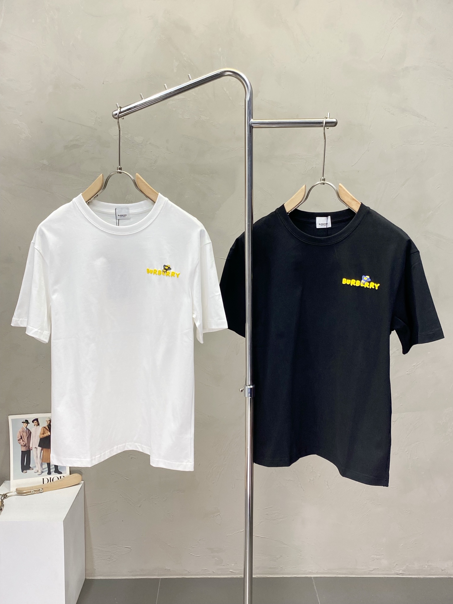 NO:422931,.Burberry Burberry exclusively offers new original single men's casual short sleeves, high-end customization, high-end version, fashionable and versatile imported fabric, super soft and delicate, skin-friendly and comfortable to wear, high-end boutique, OEM, fine production, very good for the upper body, men's essential items, complete three standards, M-3XL,,burberry,burberry,T-shirt,alexander wang19860909.Burberry巴宝莉独家专供新款原单男士休闲短袖 高端定制 高版本 时尚百搭爆款进口面料 手感超柔软细腻 穿着亲肤舒适 高端精品 代工厂精细做上身非常赞 男士必备单品 三标齐全 码数M-3XL,,burberry,burberry,T-shirt,alexander wang,Men's clothing