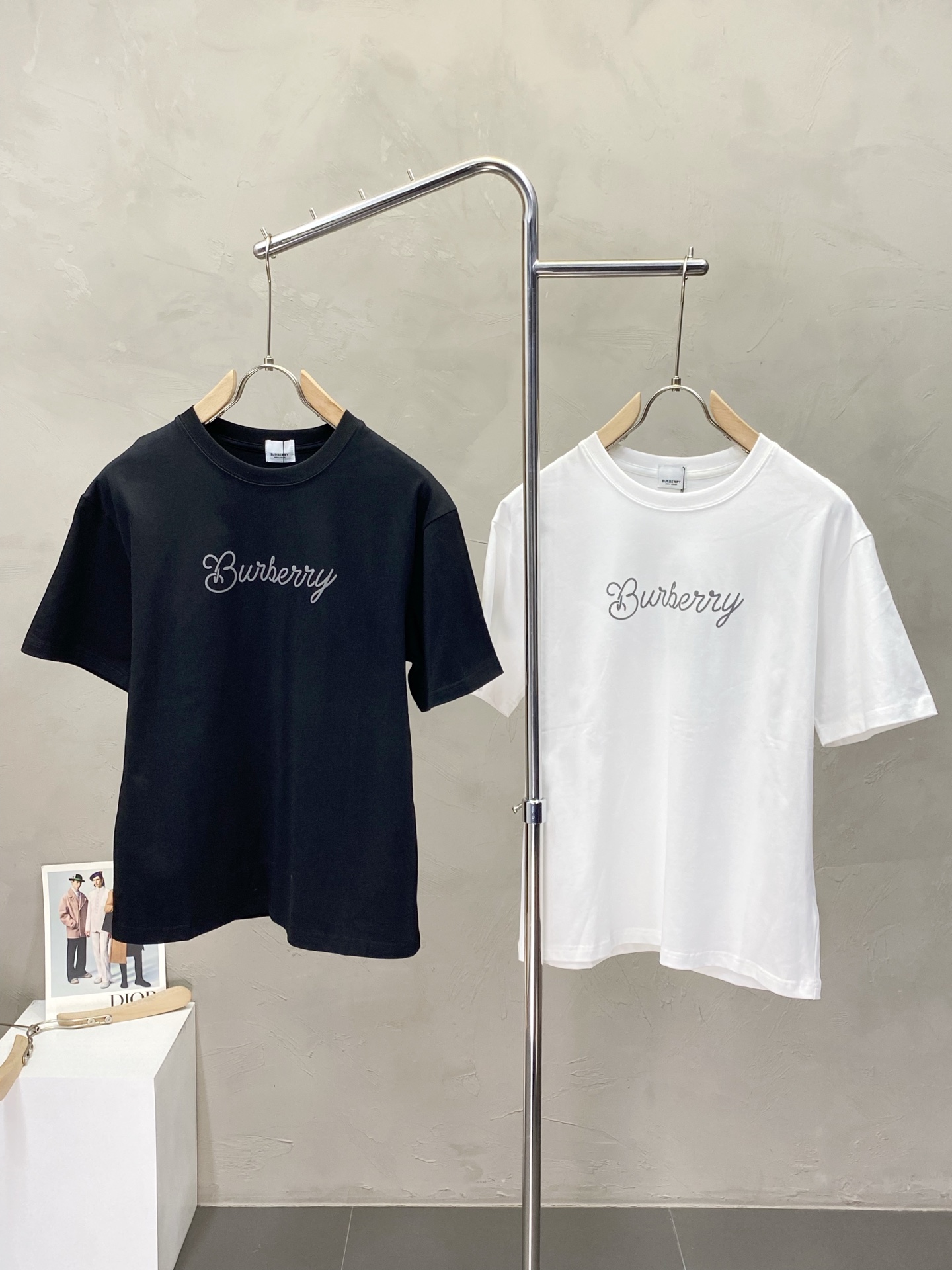 NO:451729,.Burberry Burberry exclusively offers new original single men's casual short sleeves, high-end customization, high-end version, fashionable and versatile imported fabric, super soft and delicate, skin-friendly and comfortable to wear, high-end boutique, OEM, fine production, very good for the upper body, men's essential items, complete three standards, M-3XL,,burberry,burberry,T-shirt,alexander wang19860909.Burberry巴宝莉独家专供新款原单男士休闲短袖 高端定制 高版本 时尚百搭爆款进口面料 手感超柔软细腻 穿着亲肤舒适 高端精品 代工厂精细做上身非常赞 男士必备单品 三标齐全 码数M-3XL,,burberry,burberry,T-shirt,alexander wang,Men's clothing