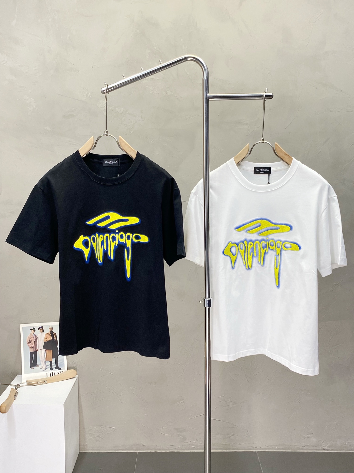 NO:422869,.Balenciga exclusively offers new original single men's casual short sleeves, high-end customization, high-end version, fashionable and versatile imported fabric, super soft and delicate, skin-friendly and comfortable to wear, high-end boutique, OEM, fine-made top body, very good, men's essential items, three standards, code M-3XL,,balenciaga,balenciaga,T-shirt,alexander wang19860909.Balenciga巴黎世家独家专供新款原单男士休闲短袖 高端定制 高版本 时尚百搭爆款进口面料 手感超柔软细腻 穿着亲肤舒适 高端精品 代工厂精细做上身非常赞 男士必备单品 三标齐全 码数M-3XL,,balenciaga,balenciaga,T-shirt,alexander wang,Men's clothing