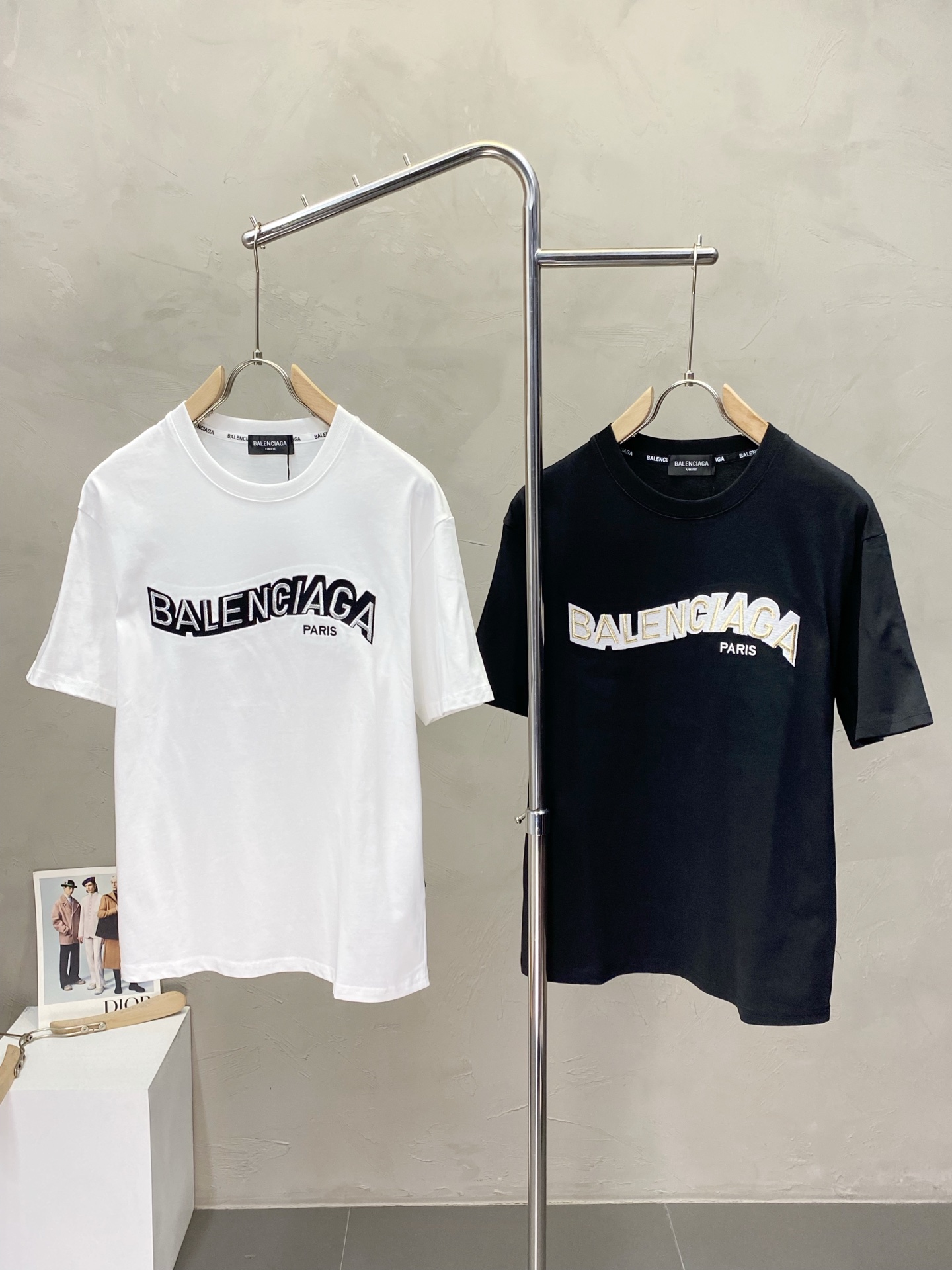 NO:451735,.Balenciga exclusively offers new original single men's casual short sleeves, high-end customization, high-end version, fashionable and versatile imported fabric, super soft and delicate, skin-friendly and comfortable to wear, high-end boutique, OEM, fine-made top body, very good, men's essential items, three standards, code M-3XL,,balenciaga,balenciaga,T-shirt,alexander wang19860909.Balenciga巴黎世家独家专供新款原单男士休闲短袖 高端定制 高版本 时尚百搭爆款进口面料 手感超柔软细腻 穿着亲肤舒适 高端精品 代工厂精细做上身非常赞 男士必备单品 三标齐全 码数M-3XL,,balenciaga,balenciaga,T-shirt,alexander wang,Men's clothing