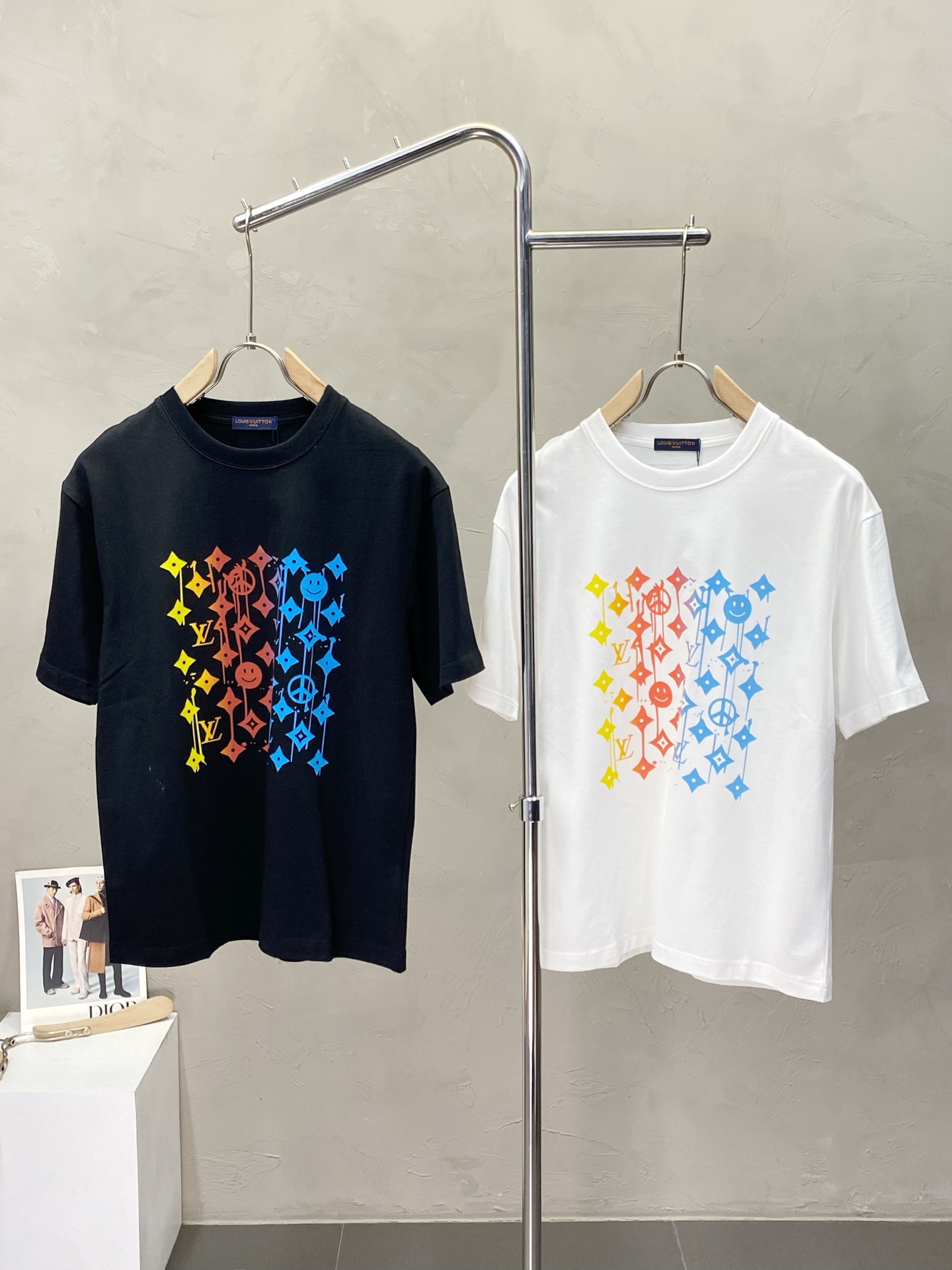 NO:451750,.Louis Vuitton exclusively offers new original single men's casual short sleeves, high-end customization, high-end version, fashionable and versatile imported fabric, super soft and delicate, skin-friendly and comfortable to wear, high-end boutique, OEM, fine-made top body, very good, men's essential items, three standards, complete code M-3XL,,louis vuitton,louis vuitton,T-shirt,alexander wang19860909.Louis Vuitton路易威登独家专供新款原单男士休闲短袖 高端定制 高版本 时尚百搭爆款进口面料 手感超柔软细腻 穿着亲肤舒适 高端精品 代工厂精细做上身非常赞 男士必备单品 三标齐全 码数M-3XL,,louis vuitton,louis vuitton,T-shirt,alexander wang,Men's clothing