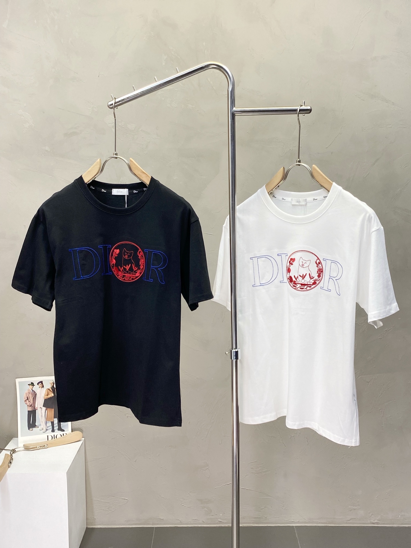 NO:422936,.Dior exclusively offers new original single men's casual short sleeves, high-end customization, high-end version, fashionable and versatile imported fabric, super soft and delicate, skin-friendly and comfortable to wear, high-end boutique, OEM, fine production, very good for the top body, men's essential items, three standards, M-3XL,,dior,dior,T-shirt,alexander wang19860909.Dior迪奥独家专供新款原单男士休闲短袖 高端定制 高版本 时尚百搭爆款进口面料 手感超柔软细腻 穿着亲肤舒适 高端精品 代工厂精细做上身非常赞 男士必备单品 三标齐全 码数M-3XL,,dior,dior,T-shirt,alexander wang,Men's clothing