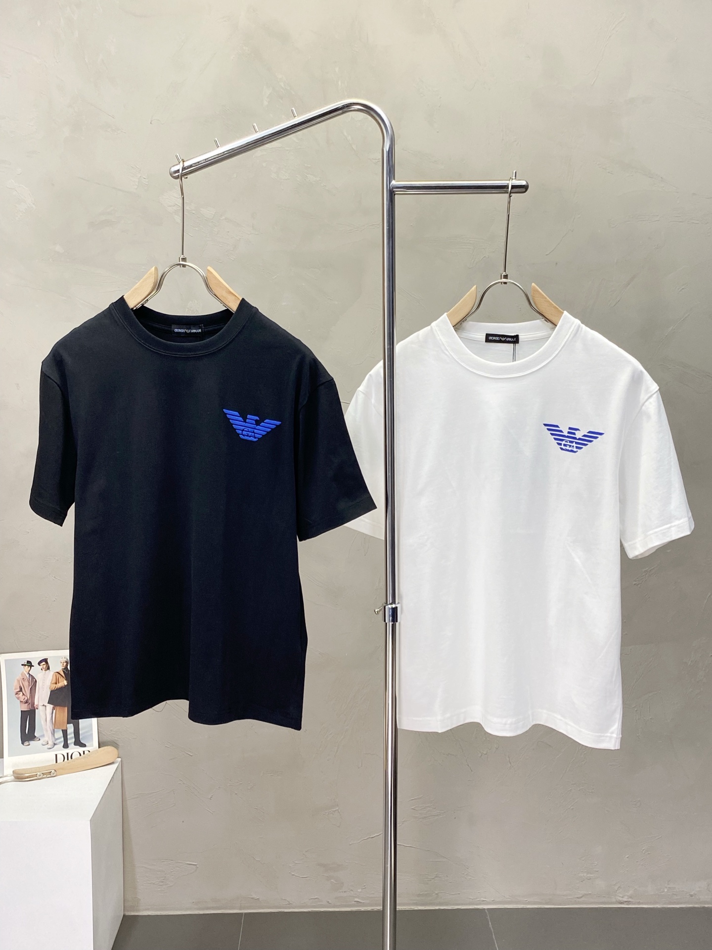 NO:451701,.ARMANI Armani exclusively offers new original single men's casual short sleeves, high-end customization, high-end version, fashionable and versatile imported fabric, super soft and delicate, skin-friendly and comfortable to wear, high-end boutique, OEM, fine-made top body, very good, men's essential items, three standards, code M-3XL,,armani,armani,T-shirt,alexander wang19860909.ARMANI阿玛尼独家专供新款原单男士休闲短袖 高端定制 高版本 时尚百搭爆款进口面料 手感超柔软细腻 穿着亲肤舒适 高端精品 代工厂精细做上身非常赞 男士必备单品 三标齐全 码数M-3XL,,armani,armani,T-shirt,alexander wang,Men's clothing