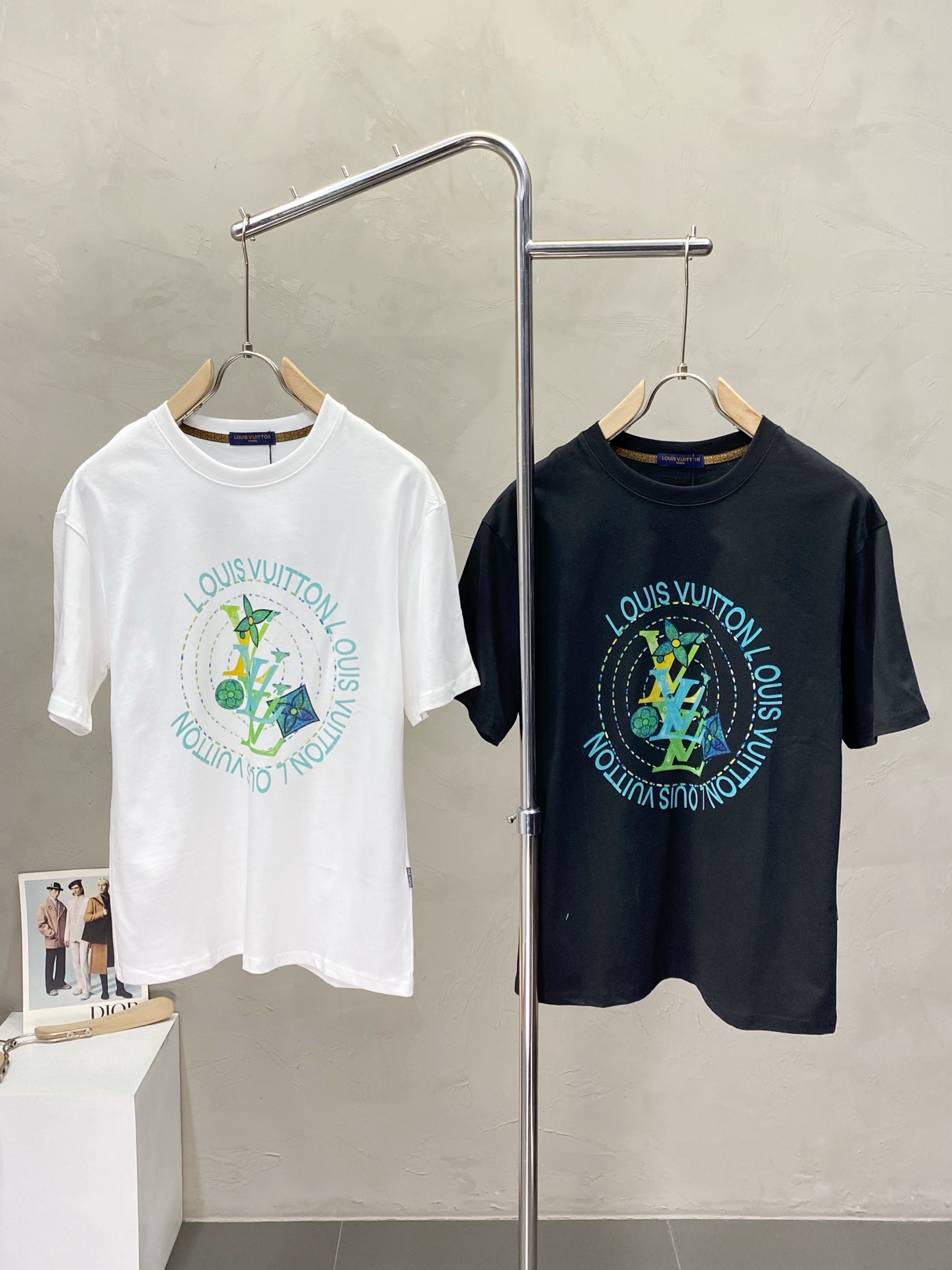 NO:422918,.Louis Vuitton exclusively offers new original single men's casual short sleeves, high-end customization, high-end version, fashionable and versatile imported fabric, super soft and delicate, skin-friendly and comfortable to wear, high-end boutique, OEM, fine-made top body, very good, men's essential items, three standards, complete code M-3XL,,louis vuitton,louis vuitton,T-shirt,alexander wang19860909.Louis Vuitton路易威登独家专供新款原单男士休闲短袖 高端定制 高版本 时尚百搭爆款进口面料 手感超柔软细腻 穿着亲肤舒适 高端精品 代工厂精细做上身非常赞 男士必备单品 三标齐全 码数M-3XL,,louis vuitton,louis vuitton,T-shirt,alexander wang,Men's clothing