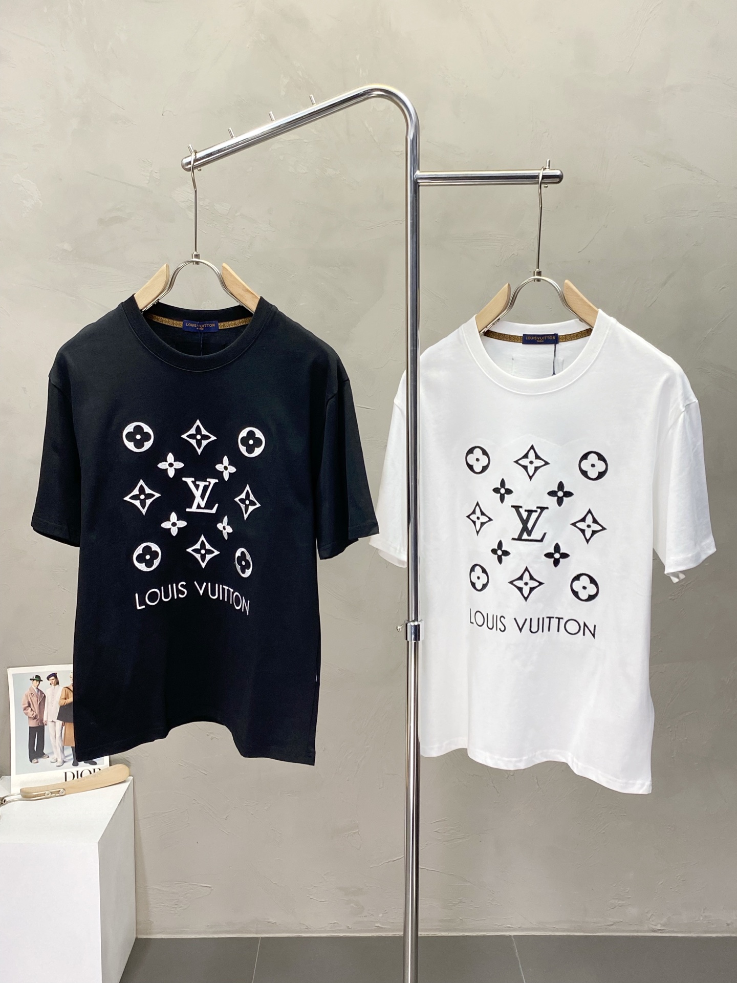 NO:451693,.Louis Vuitton exclusively offers new original single men's casual short sleeves, high-end customization, high-end version, fashionable and versatile imported fabric, super soft and delicate, skin-friendly and comfortable to wear, high-end boutique, OEM, fine-made top body, very good, men's essential items, three standards, complete code M-3XL,,louis vuitton,louis vuitton,T-shirt,alexander wang19860909.Louis Vuitton路易威登独家专供新款原单男士休闲短袖 高端定制 高版本 时尚百搭爆款进口面料 手感超柔软细腻 穿着亲肤舒适 高端精品 代工厂精细做上身非常赞 男士必备单品 三标齐全 码数M-3XL,,louis vuitton,louis vuitton,T-shirt,alexander wang,Men's clothing