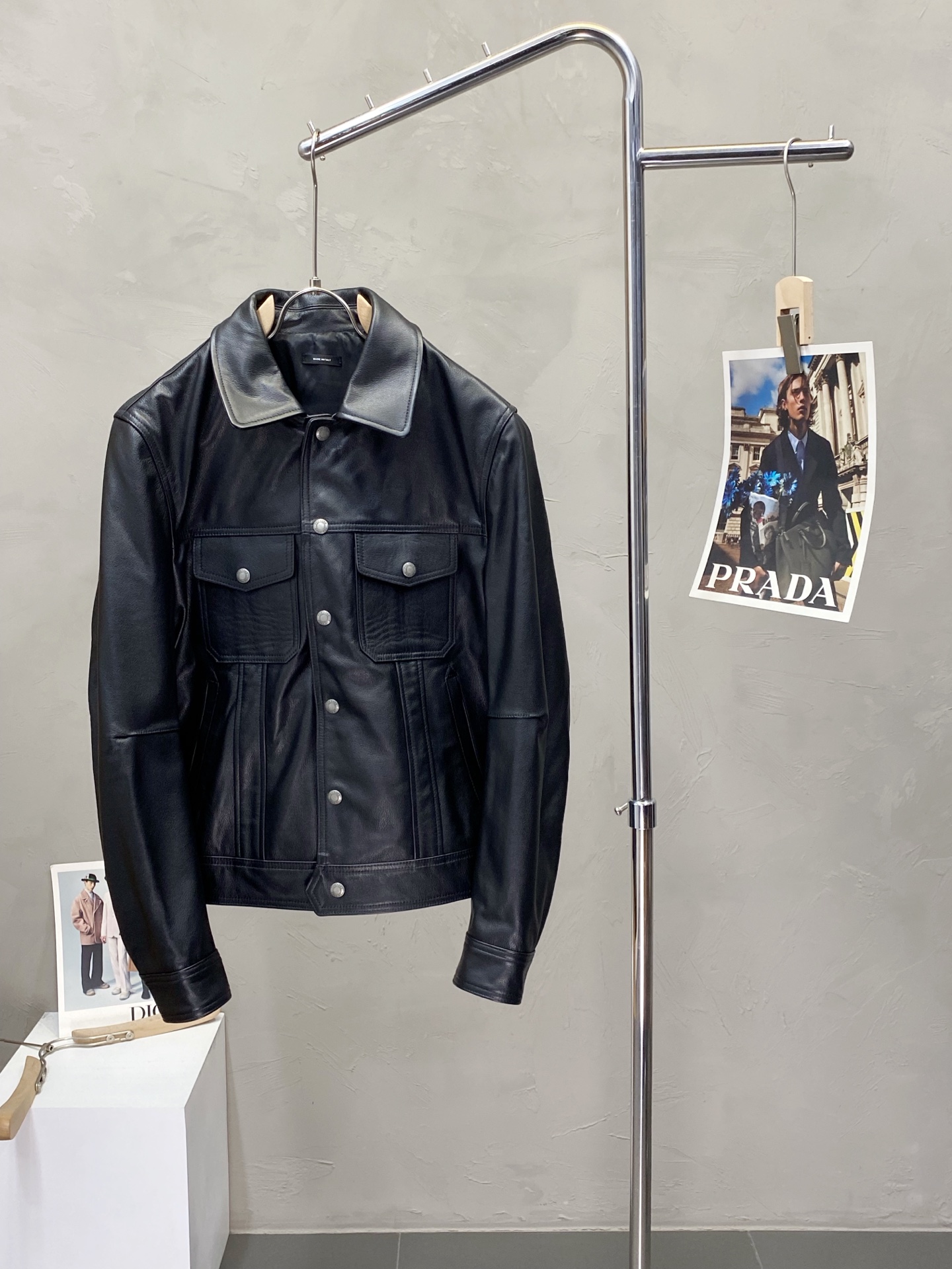 NO:566120,.Leather jackets - TOM FORD exclusively provides the latest spring and autumn leather jackets, solid color lapel casual long-sleeved leather jackets, leather jackets with classic designs and great looks, imported leather and imported fabrics. The quality is impeccable and quality control allows you to buy it directly. It is a high-end product that cannot be faulted! You can feel its powerful aura through the detailed pictures. It has a remarkable effect of gathering heat and keeping warm, so you don’t have to worry about getting a little chilly! Both fashionable and functional, the whole style looks more luxurious! Size M-3XL,,tom ford,jackets & coats,jackets & coats,leather jacket,alexander wang19860909.皮衣-TOM FORD汤姆福特独家专供最新春秋皮夹克外套 纯色翻领休闲长袖皮衣 经典设计与颜值爆棚的皮衣 进口皮进口面料 品质更是无法挑剔品控可以直接入手,不容过错的高端臻品！通过细节图片便可感受到它强悍的气场,聚温保暖效果显著,完全不用担心会有一点寒意！时尚与功能性兼备,整款显得更加的奢华大气！ 尺码M-3XL,,tom ford,jackets & coats,jackets & coats,leather jacket,alexander wang,Men's clothing