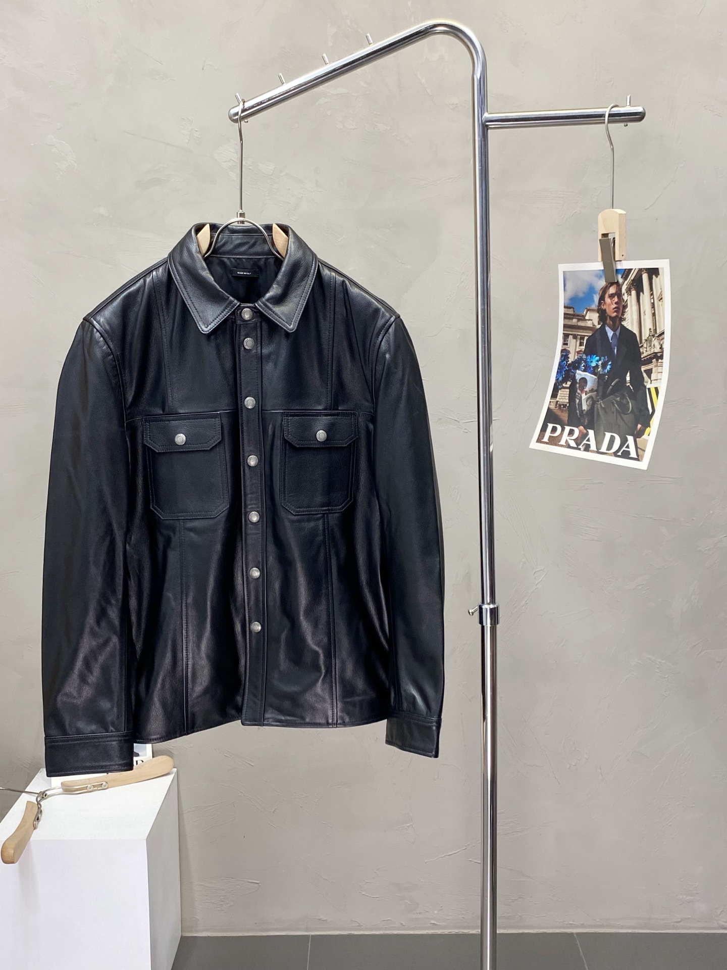 NO:422988,.Leather Jacket-TOM FORD Tom Ford exclusively offers the latest spring and autumn leather jackets, solid color lapel single casual long-sleeved leather jackets, classic design and beautiful leather jackets, imported leather imported fabrics, quality is even more unscrupulous, and high-end products that cannot be criticized and cannot be missed! Through the detailed pictures, you can feel its powerful aura, and the warm-concentration effect is significant, so you don’t have to worry about the chill at all! It is both fashionable and functional, and the whole style looks more luxurious and elegant! Size M-3XL,,tom ford,jackets & coats,jackets & coats,leather jacket,alexander wang19860909.皮衣-TOM FORD汤姆福特独家专供最新春秋皮夹克外套 纯色翻领单休闲长袖皮衣 经典设计与颜值爆棚的皮衣 进口皮进口面料 品质更是无法挑剔品控可以直接入手,不容过错的高端臻品！通过细节图片便可感受到它强悍的气场,聚温保暖效果显著,完全不用担心会有一点寒意！时尚与功能性兼备,整款显得更加的奢华大气！ 尺码M-3XL,,tom ford,jackets & coats,jackets & coats,leather jacket,alexander wang,Men's clothing