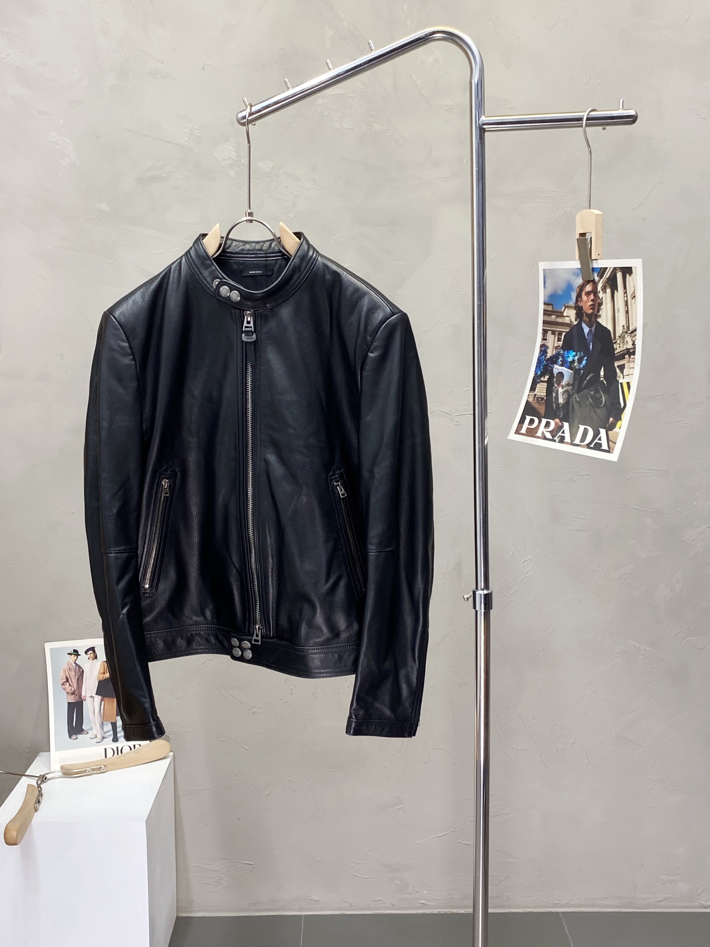 NO:448033,.Leather Jacket-TOM FORD Tom Ford exclusively offers the latest spring and autumn leather jackets, solid color casual long-sleeved leather jackets, classic design and beautiful leather jackets, imported leather imported fabrics, quality is even more unscrupulous, and high-end products that cannot be criticized and cannot be missed! Through the detailed pictures, you can feel its powerful aura, and the warm-concentration effect is significant, so you don’t have to worry about the chill at all! It is both fashionable and functional, and the whole style looks more luxurious and elegant! Size M-3XL,,tom ford,jackets & coats,jackets & coats,leather jacket,alexander wang19860909.皮衣-TOM FORD汤姆福特独家专供最新春秋皮夹克外套 纯色休闲长袖皮衣 经典设计与颜值爆棚的皮衣 进口皮进口面料 品质更是无法挑剔品控可以直接入手,不容过错的高端臻品！通过细节图片便可感受到它强悍的气场,聚温保暖效果显著,完全不用担心会有一点寒意！时尚与功能性兼备,整款显得更加的奢华大气！ 尺码M-3XL,,tom ford,jackets & coats,jackets & coats,leather jacket,alexander wang,Men's clothing