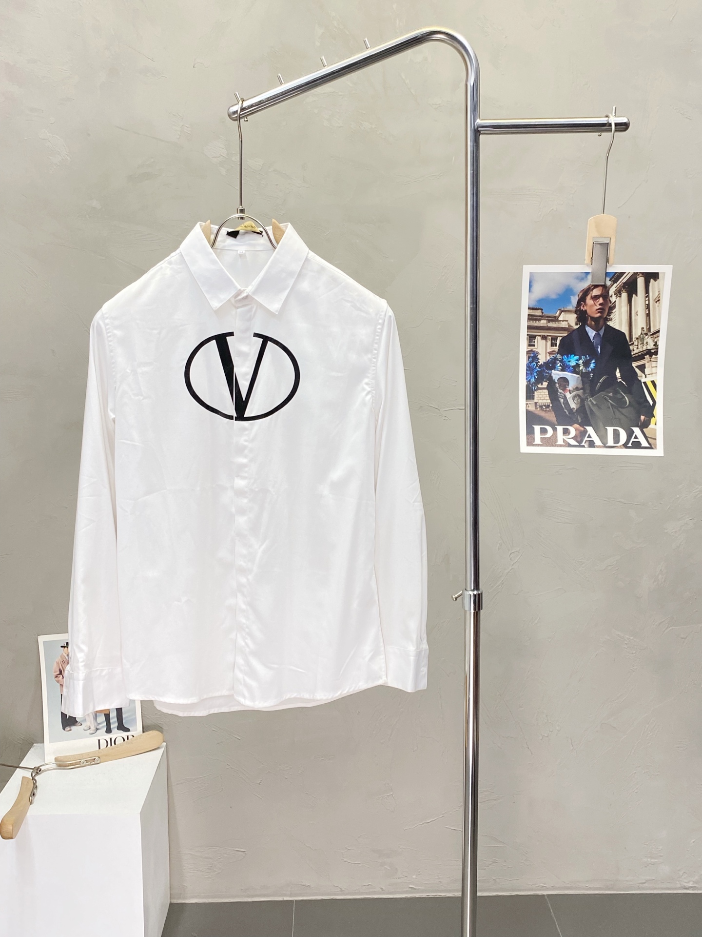 NO:426302,.VALENTINO Valentino exclusively offers new original single men's casual long-sleeved shirts, high-end customization, high-end version, fashionable and versatile imported fabrics, super soft and delicate, skin-friendly and comfortable to wear, high-end boutique, OEM, fine-made top body, very good, men's essential items, three standards, code M-4XL,,valentino,valentino,shirts,alexander wang19860909.VALENTINO华伦天奴独家专供新款原单男士休闲长袖衬衫 高端定制 高端版本 时尚百搭爆款进口面料 手感超柔软细腻 穿着亲肤舒适 高端精品 代工厂精细做上身非常赞 男士必备单品 三标齐全 码数M-4XL,,valentino,valentino,shirts,alexander wang,Men's clothing