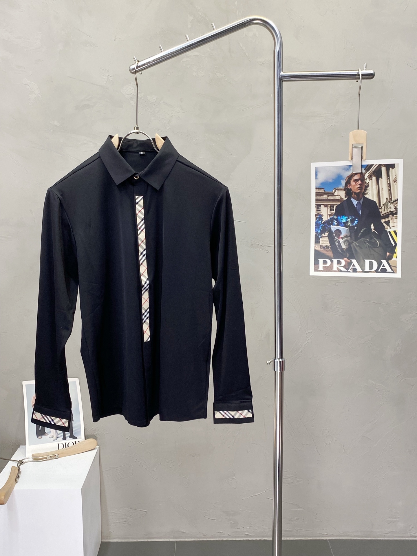 NO:423006,.Burberry Burberry exclusively offers new original single men's casual long-sleeved shirts. High-end customization. High-end version. Fashionable and versatile imported fabrics. Super soft and delicate touch. Comfortable skin-friendly and comfortable to wear. High-end boutique. OEM is very good. Men's must-have items. Complete three standards. Number of codes M-4XL,,burberry,burberry,shirts,alexander wang.19860909.Burberry巴宝莉独家专供新款原单男士休闲长袖衬衫 高端定制 高端版本 时尚百搭爆款进口面料 手感超柔软细腻 穿着亲肤舒适 高端精品 代工厂精细做上身非常赞 男士必备单品 三标齐全 码数M-4XL,,burberry,burberry,shirts,alexander wang,Men's clothing