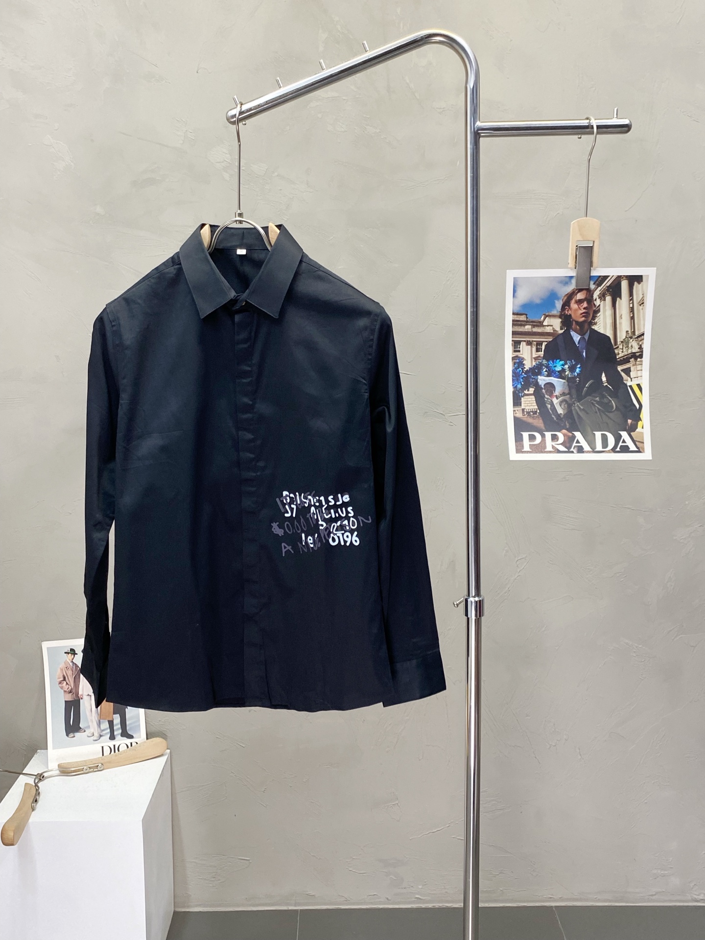 NO:426313,.Louis Vuitton exclusively offers new original single men's casual long-sleeved shirts. High-end customization. High-end version. Fashionable and versatile imported fabrics. Super soft and delicate touch. Comfortable skin-friendly and comfortable. High-end boutique. OEM is very good for fine production. Men's essential items. Complete three standards. Number M-4XL,,louis vuitton,louis vuitton,shirts,alexander wang.19860909.Louis Vuitton路易威登独家专供新款原单男士休闲长袖衬衫 高端定制 高端版本 时尚百搭爆款进口面料 手感超柔软细腻 穿着亲肤舒适 高端精品 代工厂精细做上身非常赞 男士必备单品 三标齐全 码数M-4XL,,louis vuitton,louis vuitton,shirts,alexander wang,Men's clothing