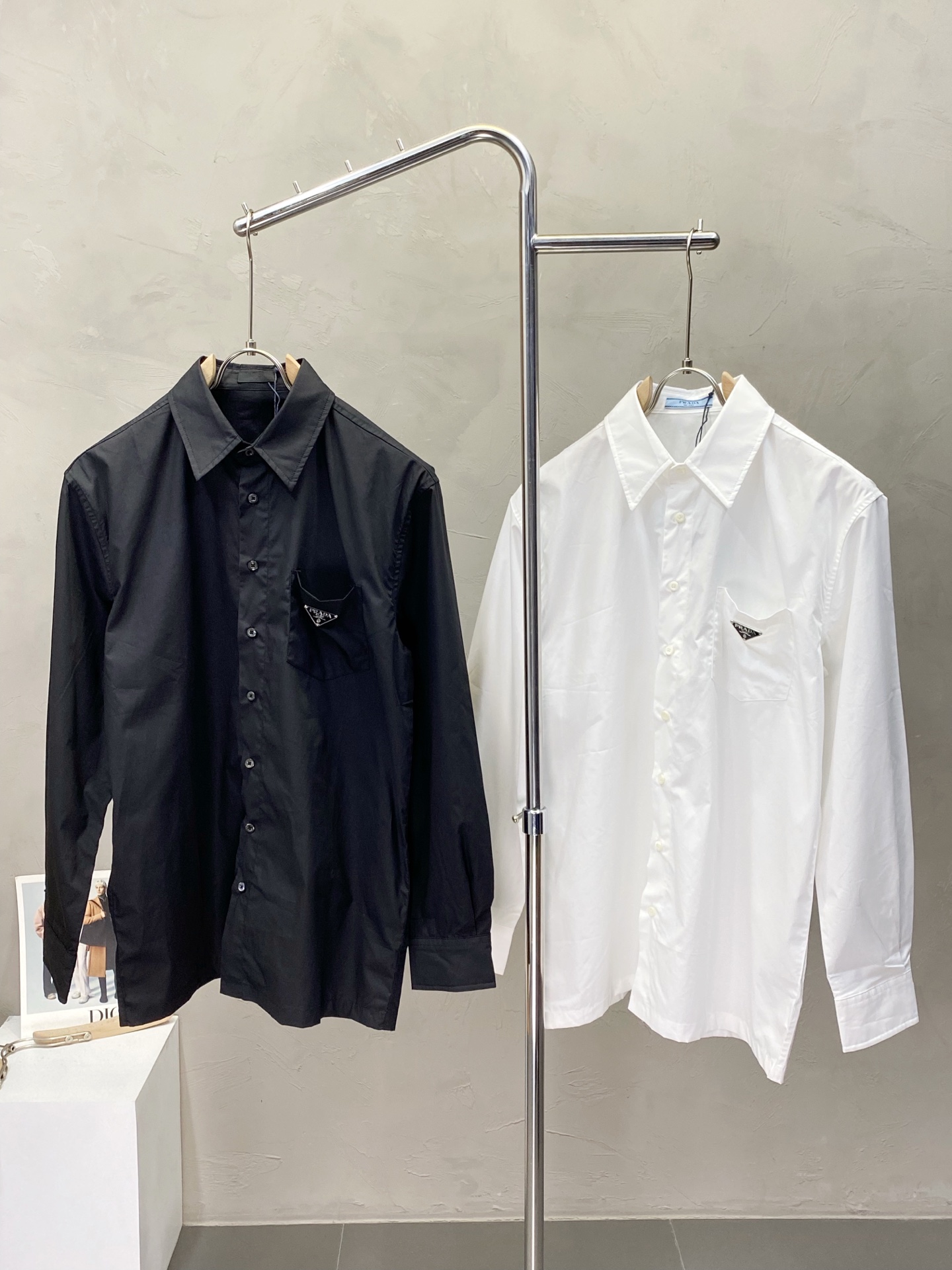 NO:510111,.Prada exclusively offers new original single men's casual long-sleeved shirts, high-end customization, high-end version, fashionable and versatile imported fabrics, super soft and delicate, skin-friendly and comfortable to wear, high-end boutique, OEM, fine-made, top-body, men's essential items, complete three standards, 44.46.48.50,,prada,prada,shirts,alexander wang19860909.Prada普拉达独家专供新款原单男士休闲长袖衬衫 高端定制 高端版本 时尚百搭爆款进口面料 手感超柔软细腻 穿着亲肤舒适 高端精品 代工厂精细做上身非常赞 男士必备单品 三标齐全 码数44.46.48.50,,prada,prada,shirts,alexander wang,Men's clothing