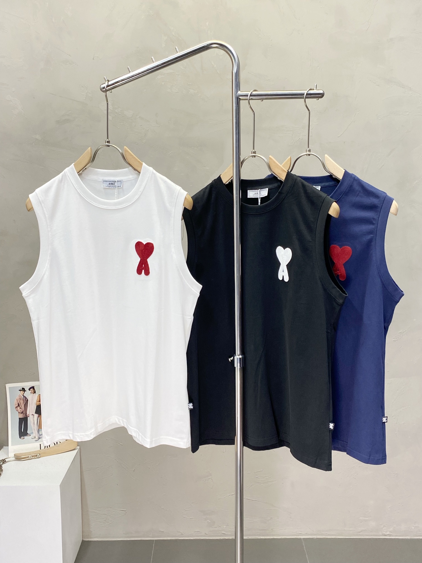 NO:510101,.AMI Amy exclusively offers new original single men's casual vest vest, high-end customization, high-end version, fashionable and versatile imported fabric, super soft and delicate, skin-friendly and comfortable to wear, high-end boutique, OEM, fine-made top body, very good, men's essential items, three standards, code M-3XL,,amiri, alexander wang19860909.AMI艾米独家专供新款原单男士休闲坎肩背心 高端定制 高版本 时尚百搭爆款进口面料 手感超柔软细腻 穿着亲肤舒适 高端精品 代工厂精细做上身非常赞 男士必备单品 三标齐全 码数M-3XL,,amiri,alexander wang,Men's clothing