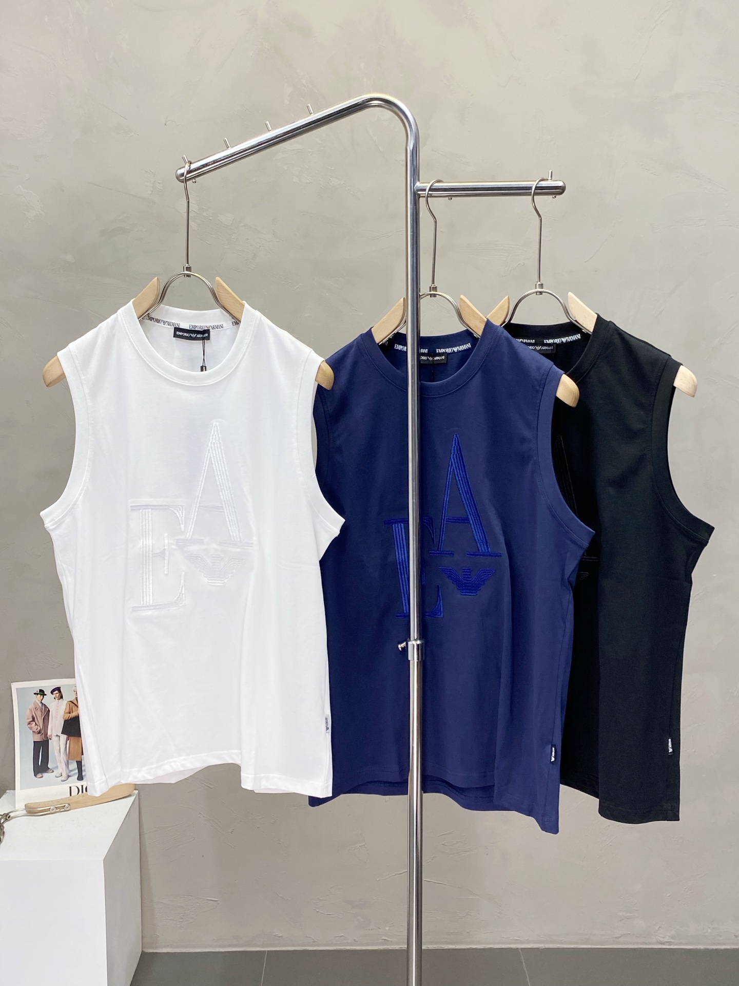 NO:510103,.ARMANI Armani exclusively offers new original single men's casual vest, high-end customization, high-version, fashionable and versatile imported fabric, super soft and delicate, skin-friendly and comfortable to wear, high-end boutique, OEM, fine-made top body, very good, men's essential items, three standards, code M-3XL,,armani,armani,alexander wang19860909.ARMANI阿玛尼独家专供新款原单男士休闲坎肩背心 高端定制 高版本 时尚百搭爆款进口面料 手感超柔软细腻 穿着亲肤舒适 高端精品 代工厂精细做上身非常赞 男士必备单品 三标齐全 码数M-3XL,,armani,armani,alexander wang,Men's clothing