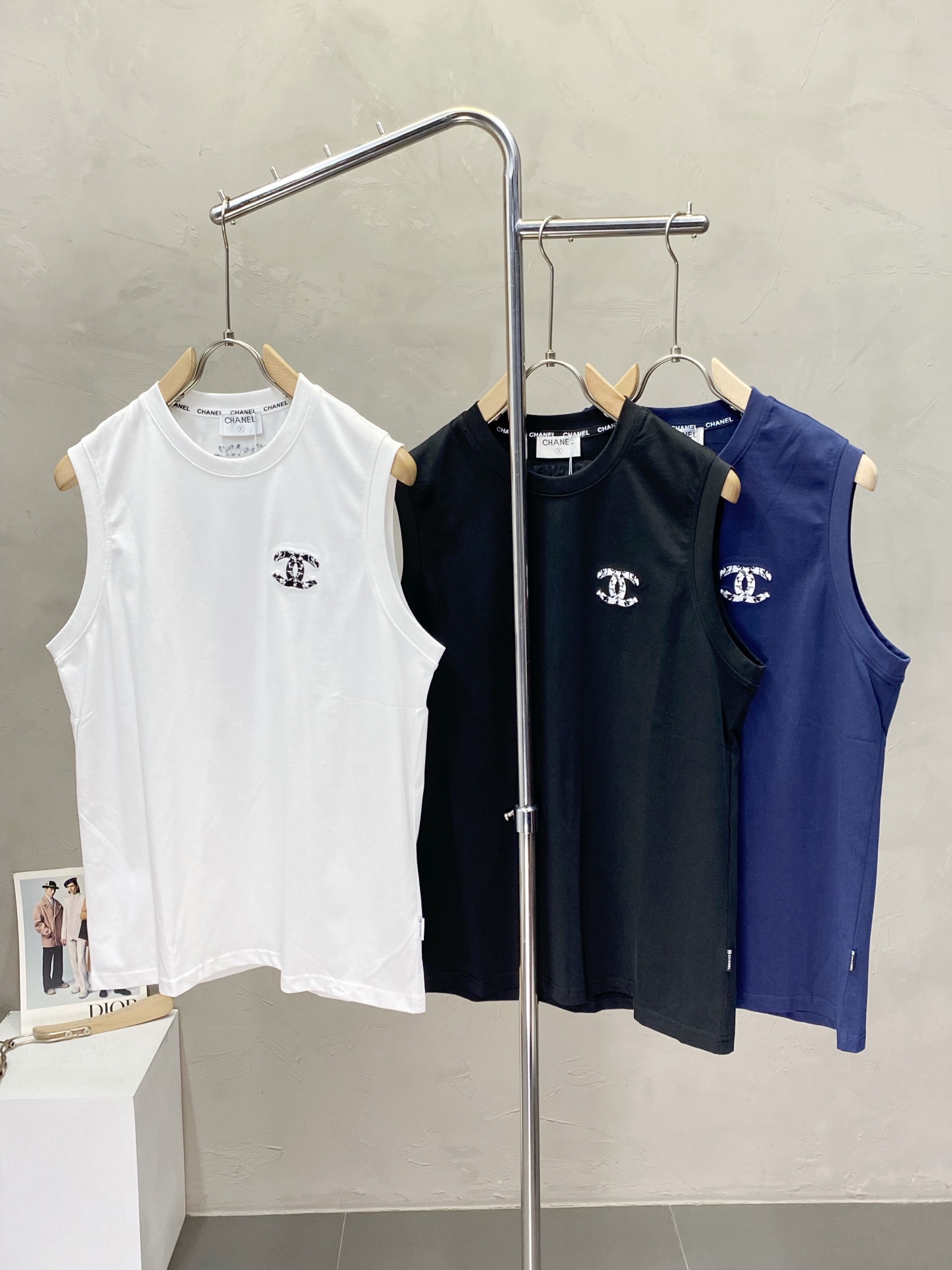 NO:510105,.CHANEL Chanel exclusively offers new original single men's casual vest vest, high-end customization, high-end version, fashionable and versatile imported fabric, super soft and delicate, skin-friendly and comfortable to wear, high-end boutique, OEM, fine-made top body, very good, men's essential items, three standards, code M-3XL,,chanel,chanel,alexander wang19860909.CHANEL香奈儿独家专供新款原单男士休闲坎肩背心 高端定制 高版本 时尚百搭爆款进口面料 手感超柔软细腻 穿着亲肤舒适 高端精品 代工厂精细做上身非常赞 男士必备单品 三标齐全 码数M-3XL,,chanel,chanel,alexander wang,Men's clothing