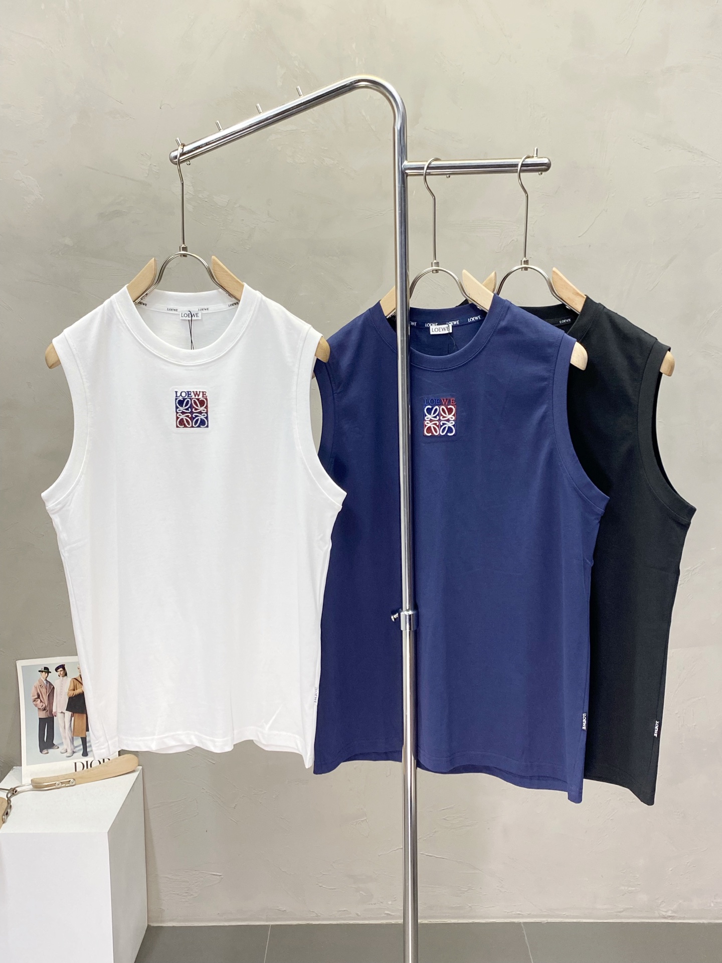 NO:510107,.LOEWE exclusively offers new original single men's casual vest vest, high-end customization, high-end version, fashionable and versatile imported fabric, super soft and delicate, skin-friendly and comfortable to wear, high-end boutique, OEM, fine-made top body, very good, men's essential items, three standards, code M-3XL,,loewe,loewe,alexander wang19860909.LOEWE罗意威独家专供新款原单男士休闲坎肩背心 高端定制 高版本 时尚百搭爆款进口面料 手感超柔软细腻 穿着亲肤舒适 高端精品 代工厂精细做上身非常赞 男士必备单品 三标齐全 码数M-3XL,,loewe,loewe,alexander wang,Men's clothing