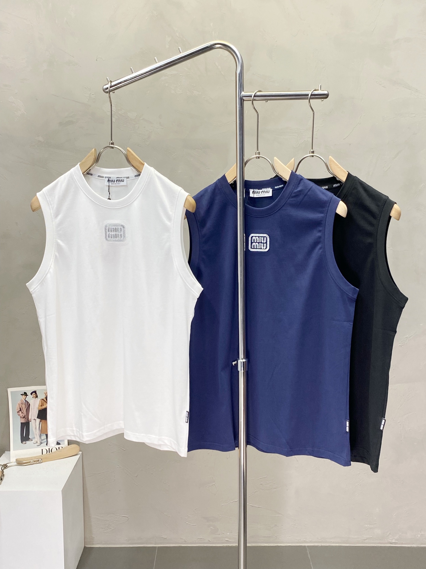 NO:428628,.miumiu Miu Miu exclusively for new original single men's casual vest, high-end customization, high-end version, fashionable and versatile imported fabric, super soft and delicate, skin-friendly and comfortable to wear, high-end boutique, OEM factory fine-made top body, very good, men's essential items, three standards, code M-3XL,,miumiu, alexander wang19860909.miumiu谬谬独家专供新款原单男士休闲坎肩背心 高端定制 高版本 时尚百搭爆款进口面料 手感超柔软细腻 穿着亲肤舒适 高端精品 代工厂精细做上身非常赞 男士必备单品 三标齐全 码数M-3XL,,miumiu,alexander wang,Men's clothing