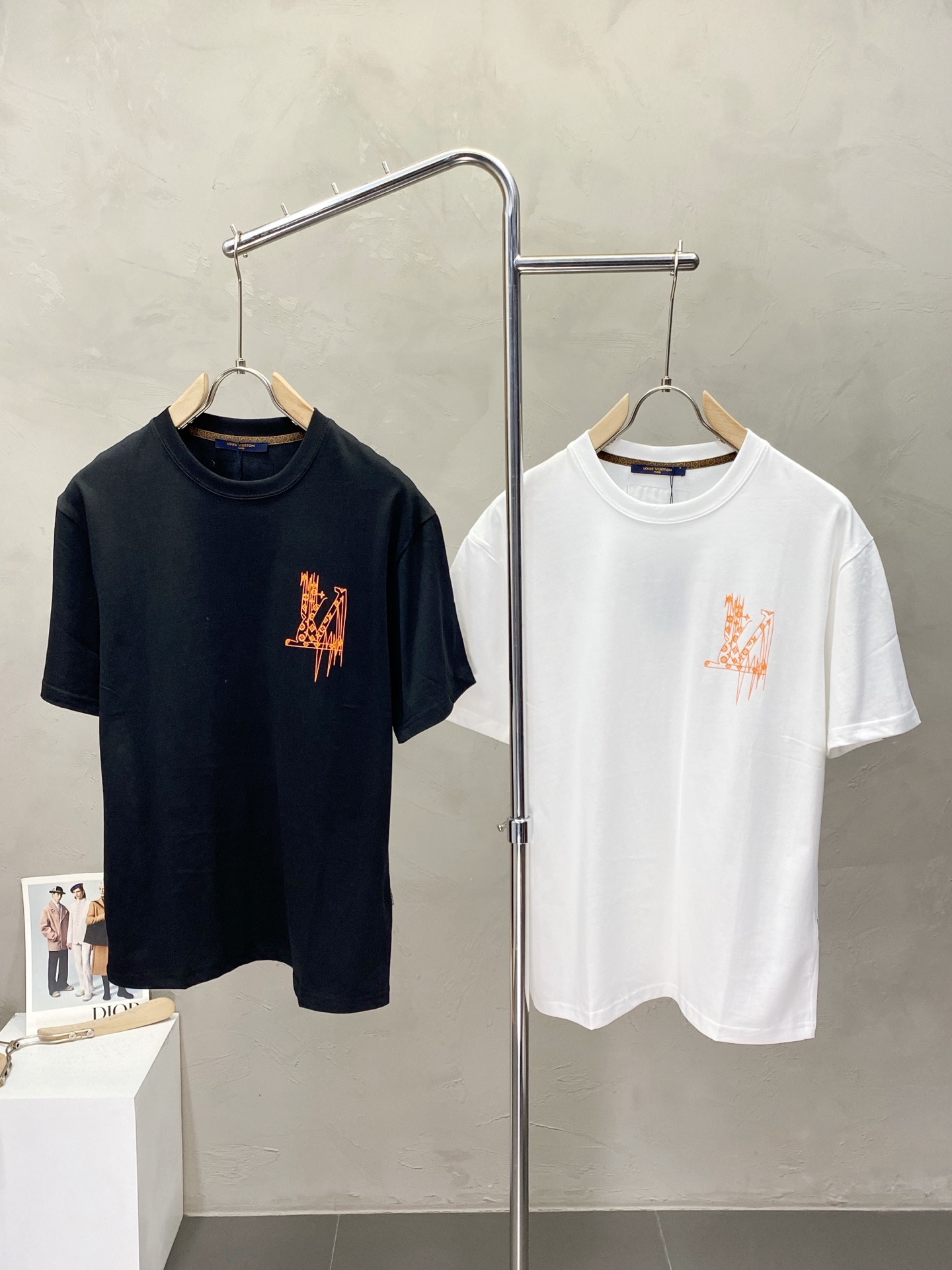 NO:422875,.Louis Vuitton exclusively offers new original single men's casual short sleeves, high-end customization, high-end version, fashionable and versatile imported fabric, super soft and delicate, skin-friendly and comfortable to wear, high-end boutique, OEM, fine-made top body, very good, men's essential items, three standards, complete code M-3XL,,louis vuitton,louis vuitton,T-shirt,alexander wang19860909.Louis Vuitton路易威登独家专供新款原单男士休闲短袖 高端定制 高版本 时尚百搭爆款进口面料 手感超柔软细腻 穿着亲肤舒适 高端精品 代工厂精细做上身非常赞 男士必备单品 三标齐全 码数M-3XL,,louis vuitton,louis vuitton,T-shirt,alexander wang,Men's clothing