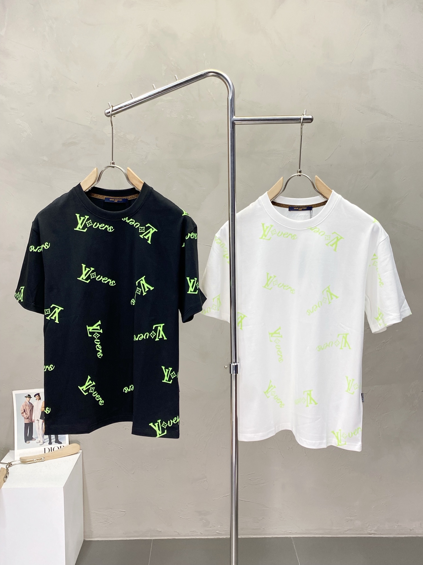 NO:426237,.Louis Vuitton exclusively offers new original single men's casual short sleeves, high-end customization, high-end version, fashionable and versatile imported fabric, super soft and delicate, skin-friendly and comfortable to wear, high-end boutique, OEM, fine-made top body, very good, men's essential items, three standards, complete code M-3XL,,louis vuitton,louis vuitton,T-shirt,alexander wang19860909.Louis Vuitton路易威登独家专供新款原单男士休闲短袖 高端定制 高版本 时尚百搭爆款进口面料 手感超柔软细腻 穿着亲肤舒适 高端精品 代工厂精细做上身非常赞 男士必备单品 三标齐全 码数M-3XL,,louis vuitton,louis vuitton,T-shirt,alexander wang,Men's clothing