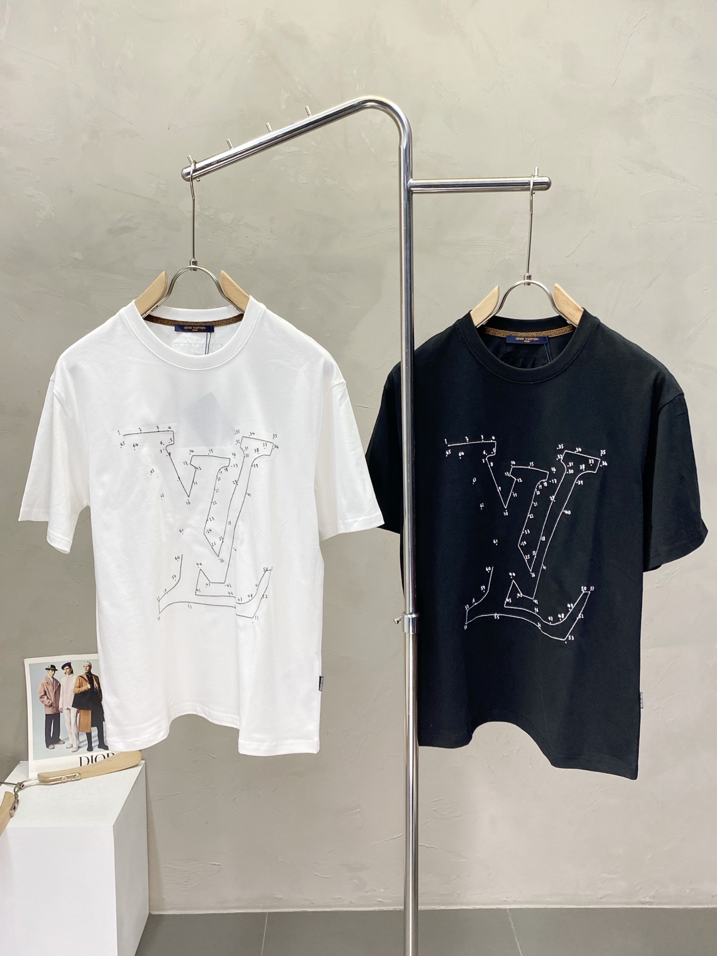 NO:428592,.Louis Vuitton exclusively offers new original single men's casual short sleeves, high-end customization, high-end version, fashionable and versatile imported fabric, super soft and delicate, skin-friendly and comfortable to wear, high-end boutique, OEM, fine-made top body, very good, men's essential items, three standards, complete code M-3XL,,louis vuitton,louis vuitton,T-shirt,alexander wang19860909.Louis Vuitton路易威登独家专供新款原单男士休闲短袖 高端定制 高版本 时尚百搭爆款进口面料 手感超柔软细腻 穿着亲肤舒适 高端精品 代工厂精细做上身非常赞 男士必备单品 三标齐全 码数M-3XL,,louis vuitton,louis vuitton,T-shirt,alexander wang,Men's clothing