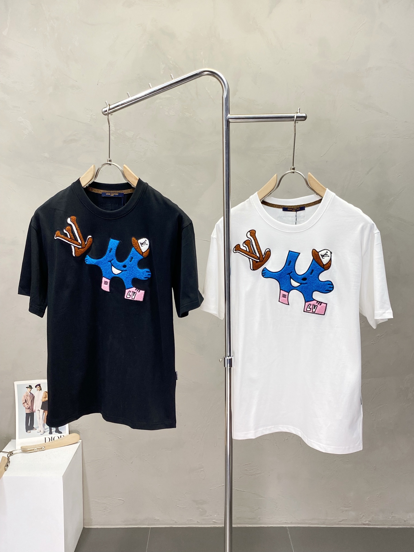 NO:426249,.Louis Vuitton exclusively offers new original single men's casual short sleeves, high-end customization, high-end version, fashionable and versatile imported fabric, super soft and delicate, skin-friendly and comfortable to wear, high-end boutique, OEM, fine-made top body, very good, men's essential items, three standards, complete code M-3XL,,louis vuitton,louis vuitton,T-shirt,alexander wang19860909.Louis Vuitton路易威登独家专供新款原单男士休闲短袖 高端定制 高版本 时尚百搭爆款进口面料 手感超柔软细腻 穿着亲肤舒适 高端精品 代工厂精细做上身非常赞 男士必备单品 三标齐全 码数M-3XL,,louis vuitton,louis vuitton,T-shirt,alexander wang,Men's clothing