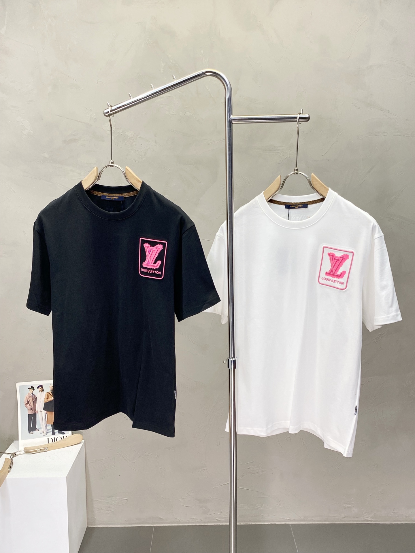 NO:426260,.Louis Vuitton exclusively offers new original single men's casual short sleeves, high-end customization, high-end version, fashionable and versatile imported fabric, super soft and delicate, skin-friendly and comfortable to wear, high-end boutique, OEM, fine-made top body, very good, men's essential items, three standards, complete code M-3XL,,louis vuitton,louis vuitton,T-shirt,alexander wang19860909.Louis Vuitton路易威登独家专供新款原单男士休闲短袖 高端定制 高版本 时尚百搭爆款进口面料 手感超柔软细腻 穿着亲肤舒适 高端精品 代工厂精细做上身非常赞 男士必备单品 三标齐全 码数M-3XL,,louis vuitton,louis vuitton,T-shirt,alexander wang,Men's clothing