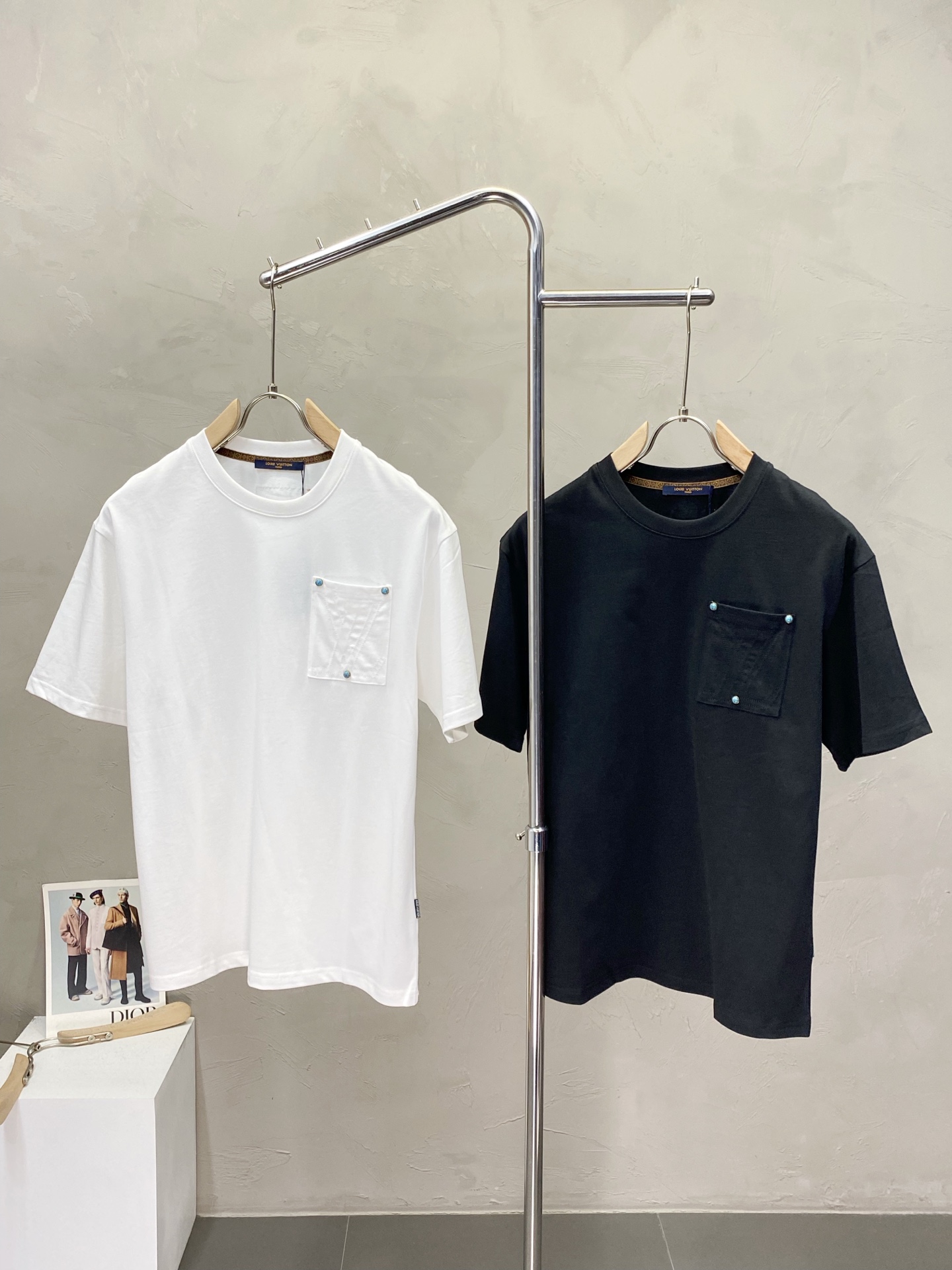 NO:430688,.Louis Vuitton exclusively offers new original single men's casual short sleeves, high-end customization, high-end version, fashionable and versatile imported fabric, super soft and delicate, skin-friendly and comfortable to wear, high-end boutique, OEM, fine-made top body, very good, men's essential items, three standards, complete code M-3XL,,louis vuitton,louis vuitton,T-shirt,alexander wang19860909.Louis Vuitton路易威登独家专供新款原单男士休闲短袖 高端定制 高版本 时尚百搭爆款进口面料 手感超柔软细腻 穿着亲肤舒适 高端精品 代工厂精细做上身非常赞 男士必备单品 三标齐全 码数M-3XL,,louis vuitton,louis vuitton,T-shirt,alexander wang,Men's clothing