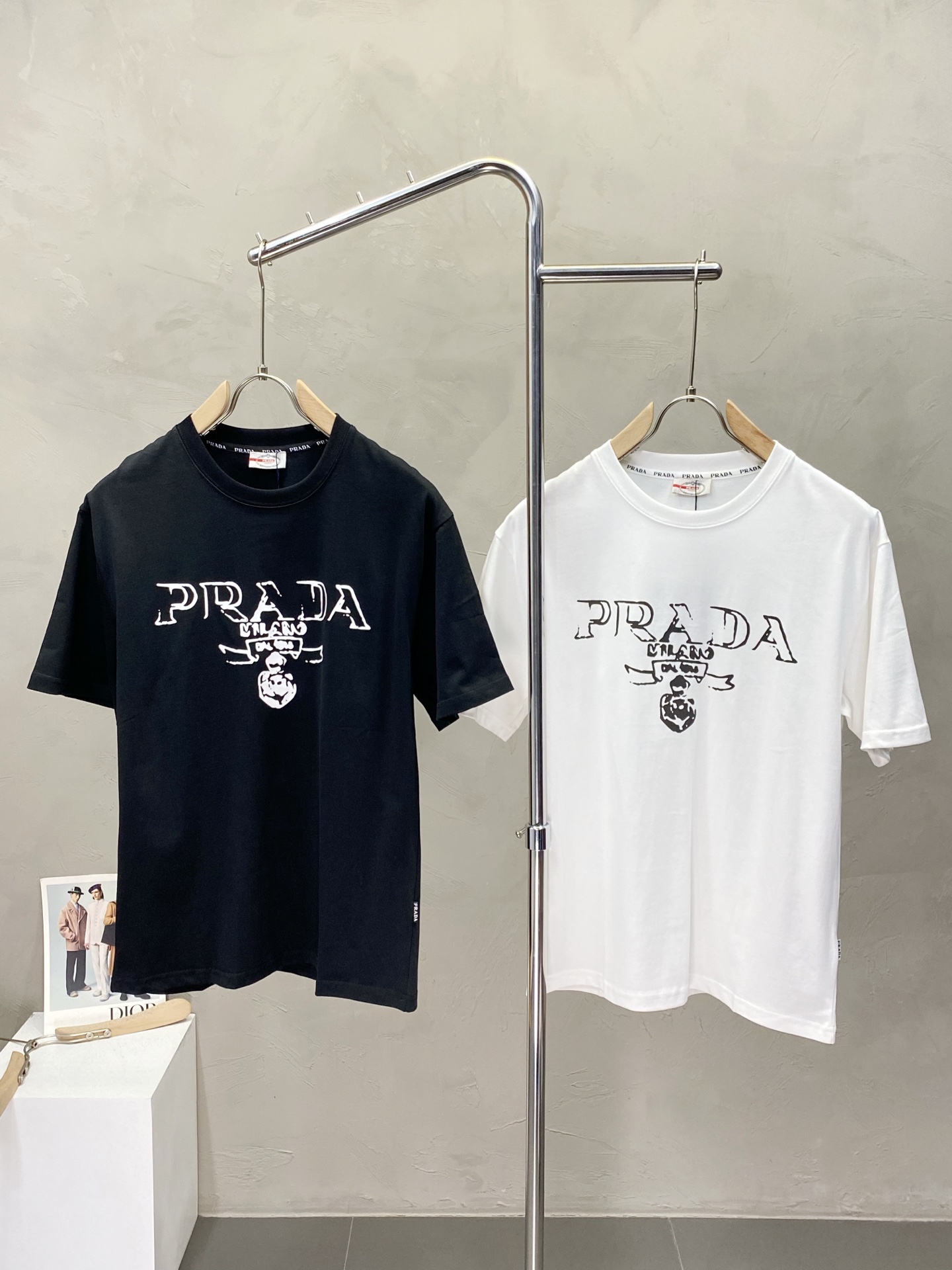 NO:422886,.Prada exclusively offers new original single men's casual short sleeves, high-end customization, high-end version, fashionable and versatile imported fabric, super soft and delicate, skin-friendly and comfortable to wear, high-end boutique, OEM, fine production, very good for the upper body, men's essential items, complete three standards, M-3XL,,prada,prada,T-shirt,alexander wang19860909.Prada普拉达独家专供新款原单男士休闲短袖 高端定制 高版本 时尚百搭爆款进口面料 手感超柔软细腻 穿着亲肤舒适 高端精品 代工厂精细做上身非常赞 男士必备单品 三标齐全 码数M-3XL,,prada,prada,T-shirt,alexander wang,Men's clothing