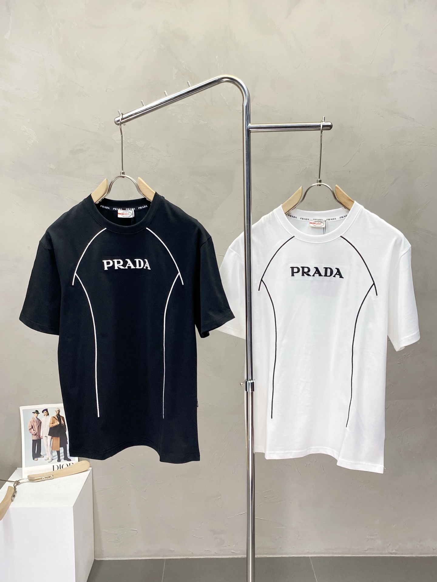 NO:428597,.Prada exclusively offers new original single men's casual short sleeves, high-end customization, high-end version, fashionable and versatile imported fabric, super soft and delicate, skin-friendly and comfortable to wear, high-end boutique, OEM, fine production, very good for the upper body, men's essential items, complete three standards, M-3XL,,prada,prada,T-shirt,alexander wang19860909.Prada普拉达独家专供新款原单男士休闲短袖 高端定制 高版本 时尚百搭爆款进口面料 手感超柔软细腻 穿着亲肤舒适 高端精品 代工厂精细做上身非常赞 男士必备单品 三标齐全 码数M-3XL,,prada,prada,T-shirt,alexander wang,Men's clothing