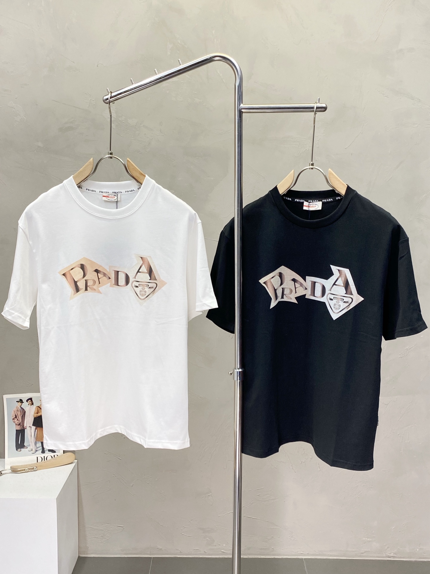 NO:426239,.Prada exclusively offers new original single men's casual short sleeves, high-end customization, high-end version, fashionable and versatile imported fabric, super soft and delicate, skin-friendly and comfortable to wear, high-end boutique, OEM, fine production, very good for the upper body, men's essential items, complete three standards, M-3XL,,prada,prada,T-shirt,alexander wang19860909.Prada普拉达独家专供新款原单男士休闲短袖 高端定制 高版本 时尚百搭爆款进口面料 手感超柔软细腻 穿着亲肤舒适 高端精品 代工厂精细做上身非常赞 男士必备单品 三标齐全 码数M-3XL,,prada,prada,T-shirt,alexander wang,Men's clothing