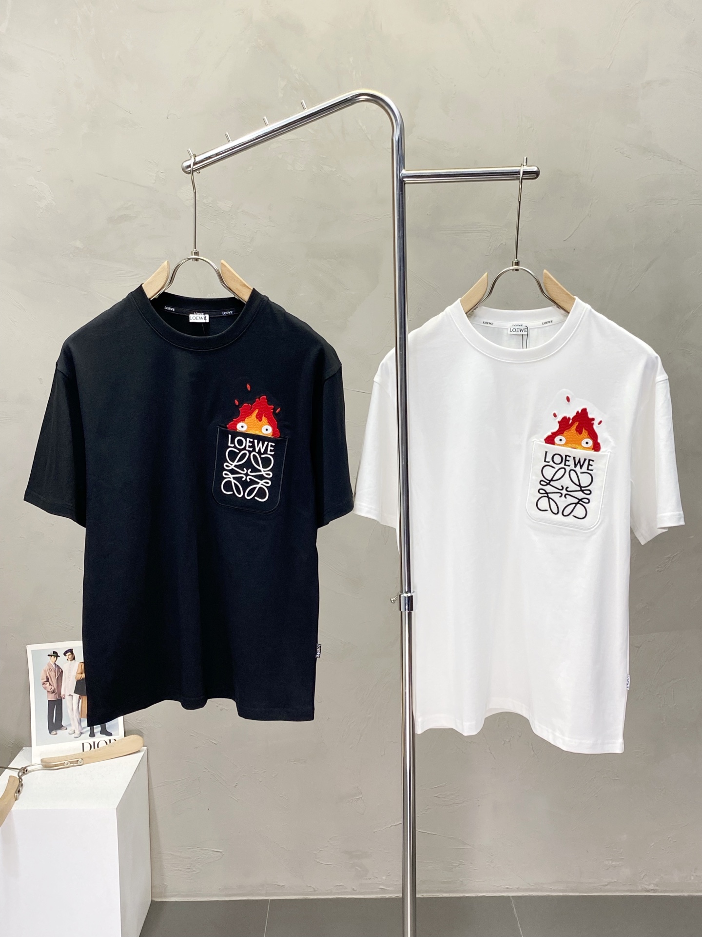 NO:426247,.LOEWE exclusively offers new original single men's casual short sleeves, high-end customization, high-end version, fashionable and versatile imported fabric, super soft and delicate, skin-friendly and comfortable to wear, high-end boutique, OEM, fine-made top body, very good, men's essential items, three standards, code M-3XL,,loewe,loewe,T-shirt,alexander wang19860909.LOEWE罗意威独家专供新款原单男士休闲短袖 高端定制 高版本 时尚百搭爆款进口面料 手感超柔软细腻 穿着亲肤舒适 高端精品 代工厂精细做上身非常赞 男士必备单品 三标齐全 码数M-3XL,,loewe,loewe,T-shirt,alexander wang,Men's clothing