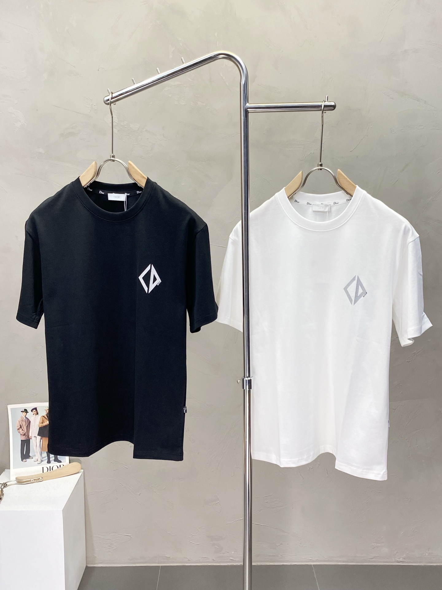 NO:428601,.Dior exclusively offers new original single men's casual short sleeves, high-end customization, high-end version, fashionable and versatile imported fabric, super soft and delicate, skin-friendly and comfortable to wear, high-end boutique, OEM, fine production, very good for the top body, men's essential items, three standards, M-3XL,,dior,dior,T-shirt,alexander wang19860909.Dior迪奥独家专供新款原单男士休闲短袖 高端定制 高版本 时尚百搭爆款进口面料 手感超柔软细腻 穿着亲肤舒适 高端精品 代工厂精细做上身非常赞 男士必备单品 三标齐全 码数M-3XL,,dior,dior,T-shirt,alexander wang,Men's clothing